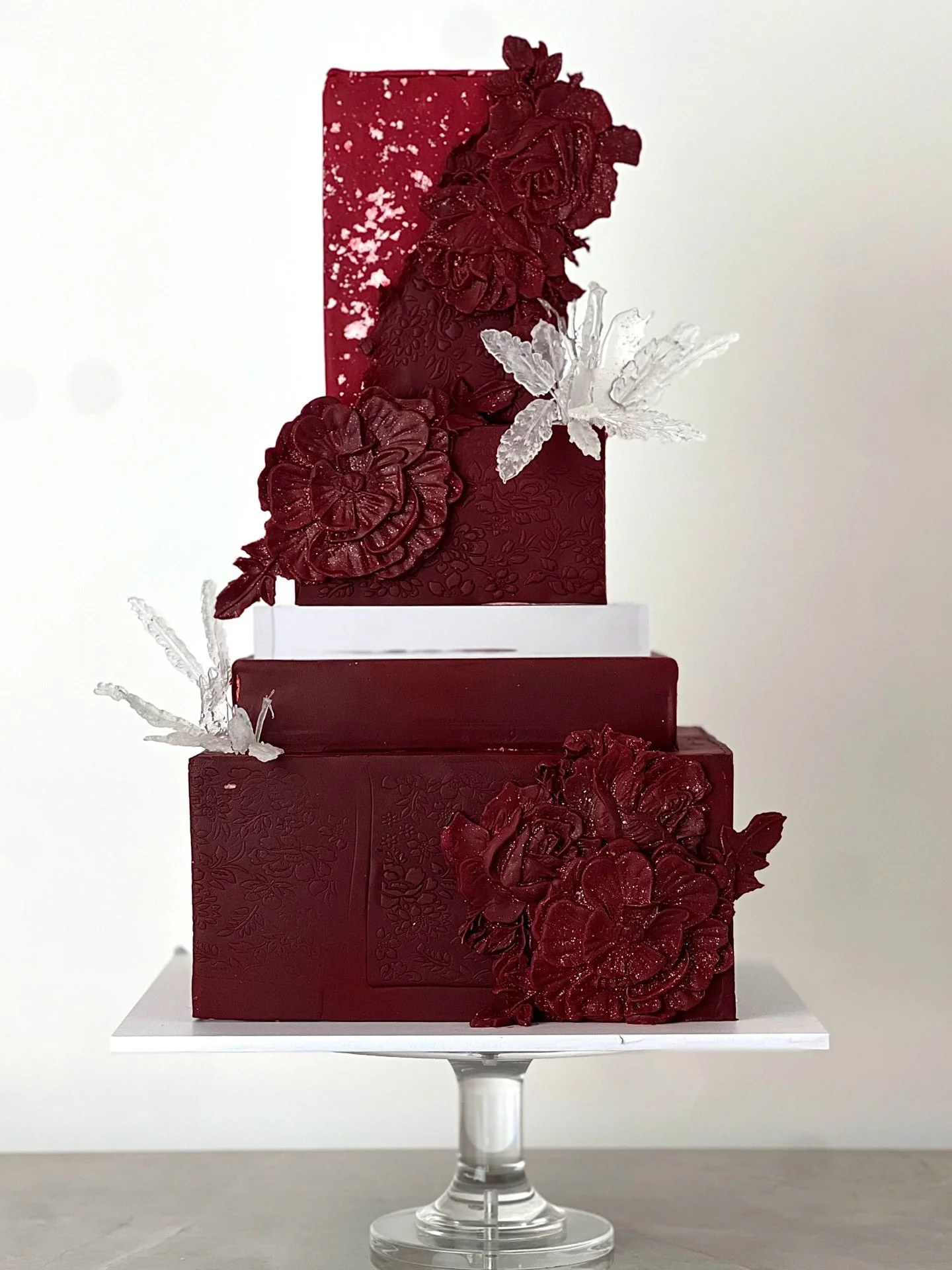 All eyes on burgundy❤️

Bold, beautiful and unforgettable.

White did not win this round!
Looking for the perfect cake for your big day? Please use the link in the bio or send a DM.

#burgundyweddingcake #burgundy #boldweddingcake #hampshirebaker #so