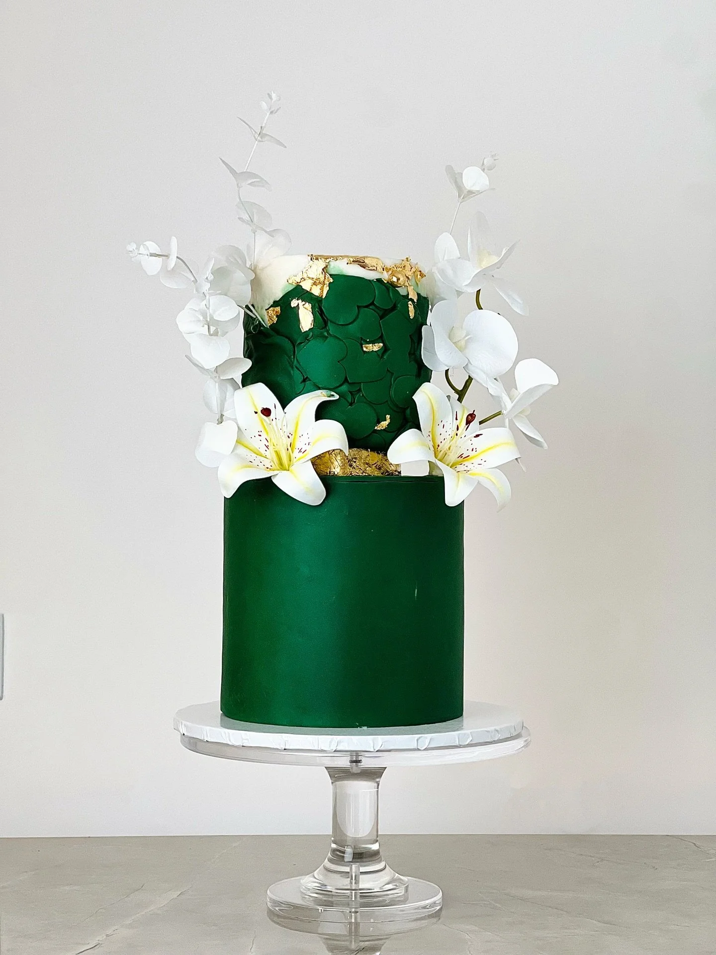 Green with envy 💚💚💚
Simple yet gorgeous 😍

Calendar is filling up fast for the summer. If you need a cake? Now is the time to book!

You can contact us through the link in the bio or send a DM!
#cakesinandover #cakesinhampshire #southamptonbaker 