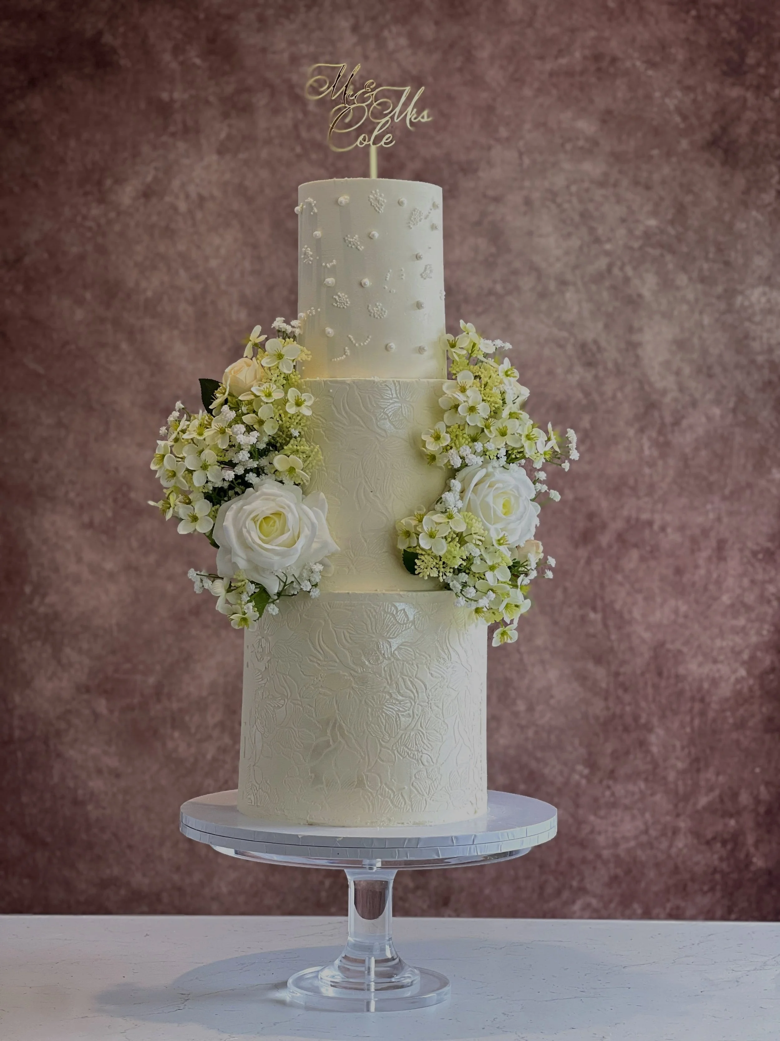 A timeless design for S &amp; D 🤍

Crafted with love and finished with delicate hydrangeas, spray roses, roses and touches of gypsophila, this elegant wedding cake was created to complement the beauty of their special day.

📍Venue: @froyleparkcount