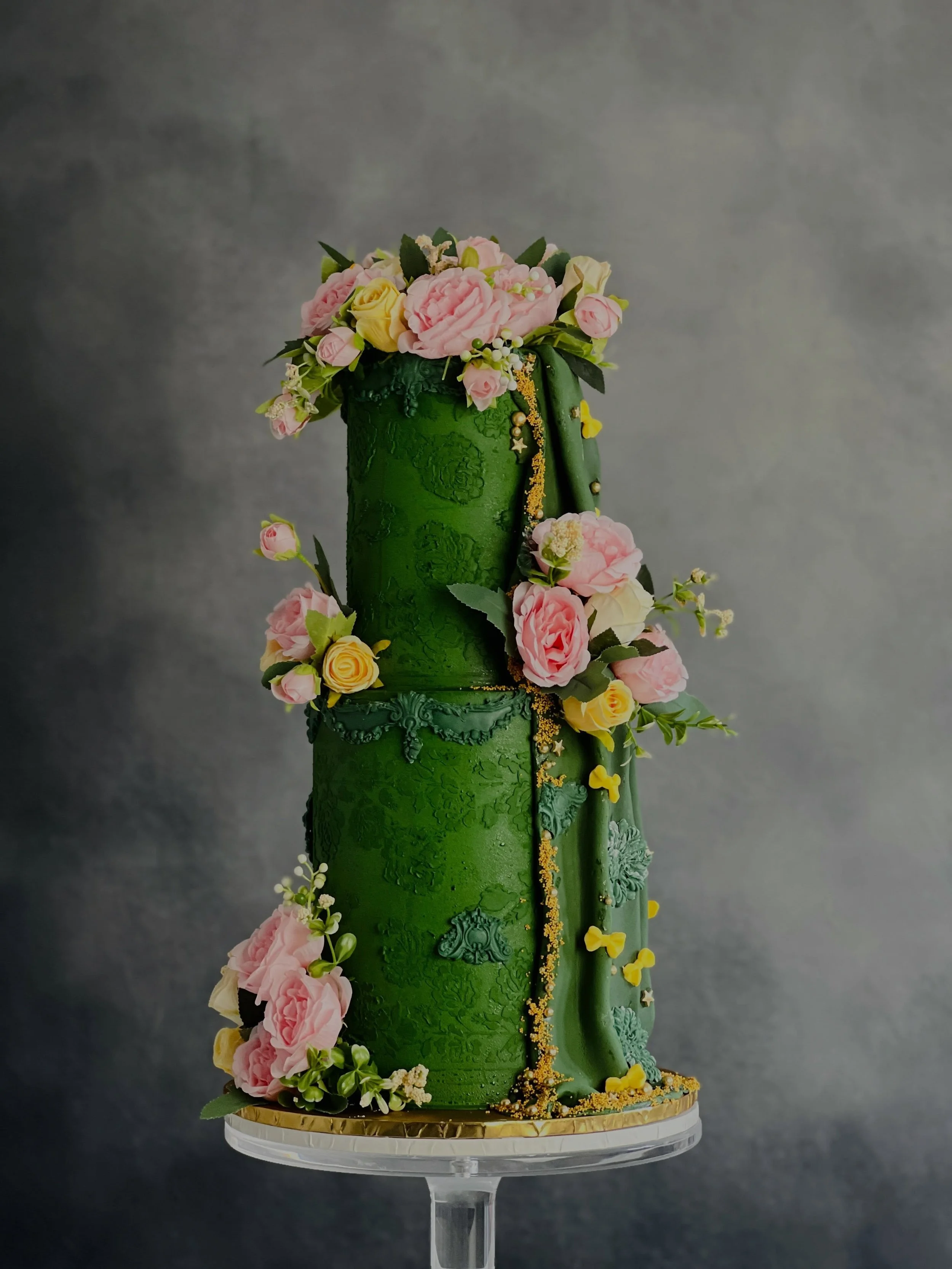 Proof that green is always a beautiful choice. 💚

#weddingcakes #hampshirebaker #mendhi #southamptonbaker