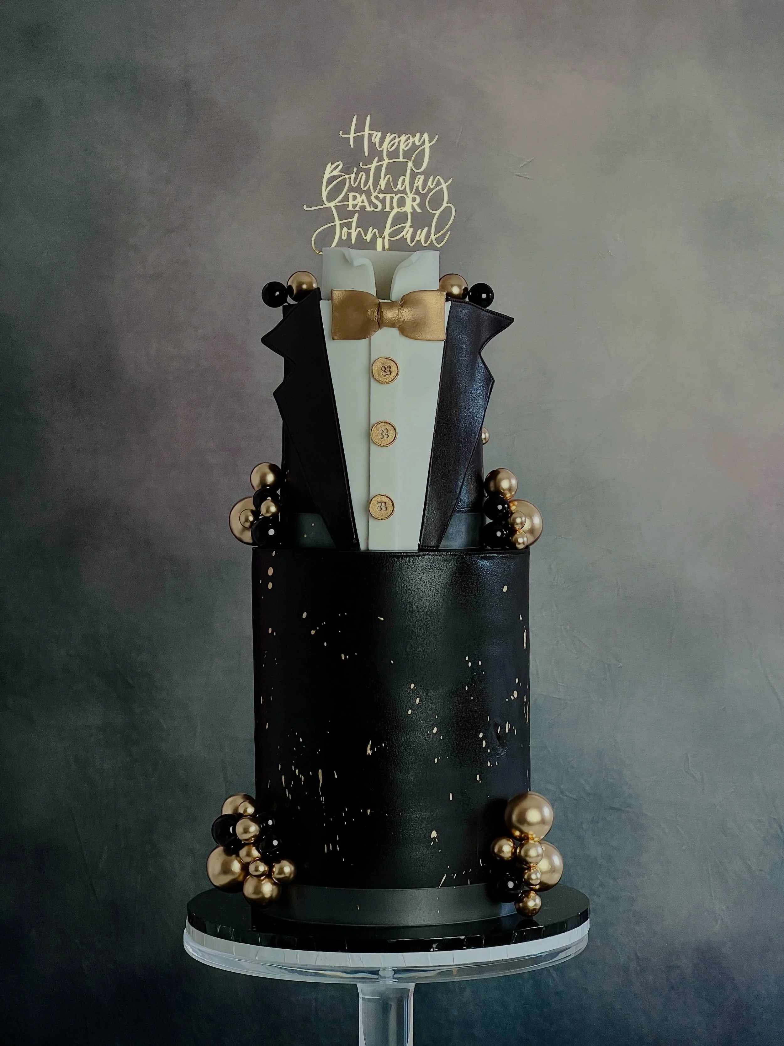 A classic tuxedo cake for a classic man at 50.

#SouthamptonBaker #HampshireBaker #CakesinHampshire #50thBirthdayCake #TuxedoCake