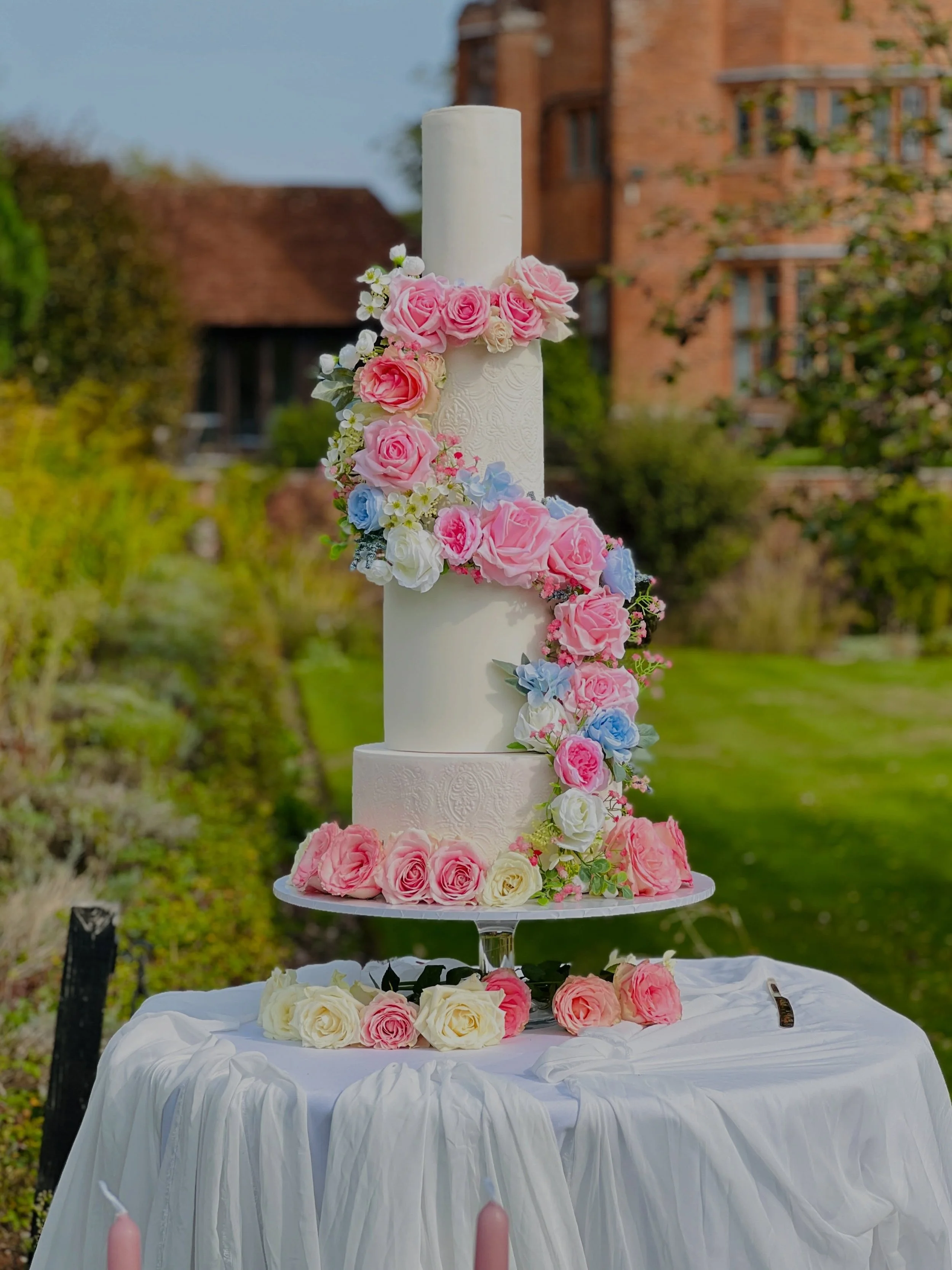 Hello October

Starting the month with this romantic four-tier beauty. Soft ivory finishes, delicate textured details and a beautiful cascade of blush pink, ivory and pale blue florals, elegant, romantic and made to be remembered.

It was such a plea