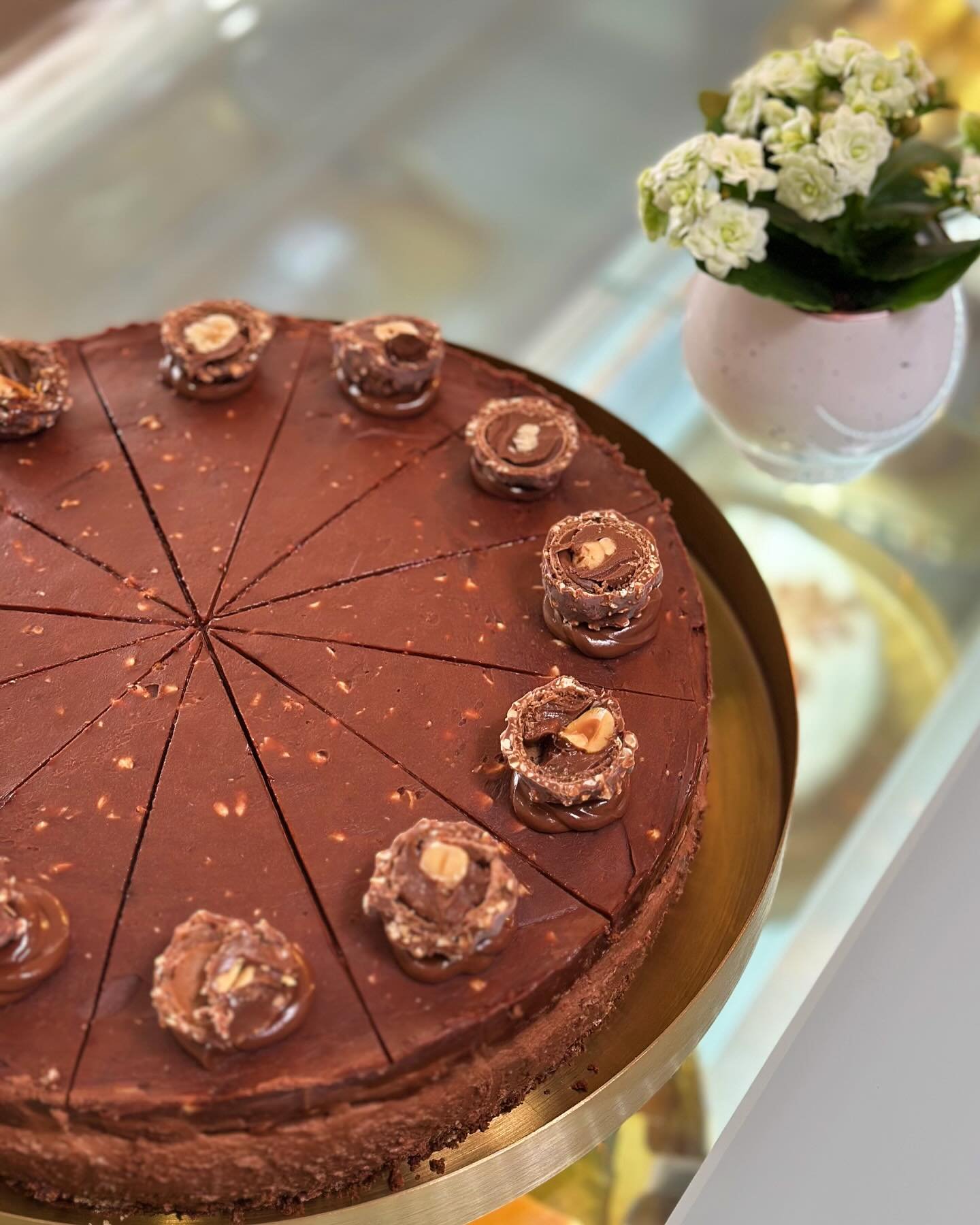 Venha provar nossa torta Ferreiro Rocher, receita reformulada. Se j&aacute; era bom, imagina agora! 🤤🍫

Come try our Ferrero Rocher pie, a reformulated recipe. If it was already good, imagine now! 🤤🍫