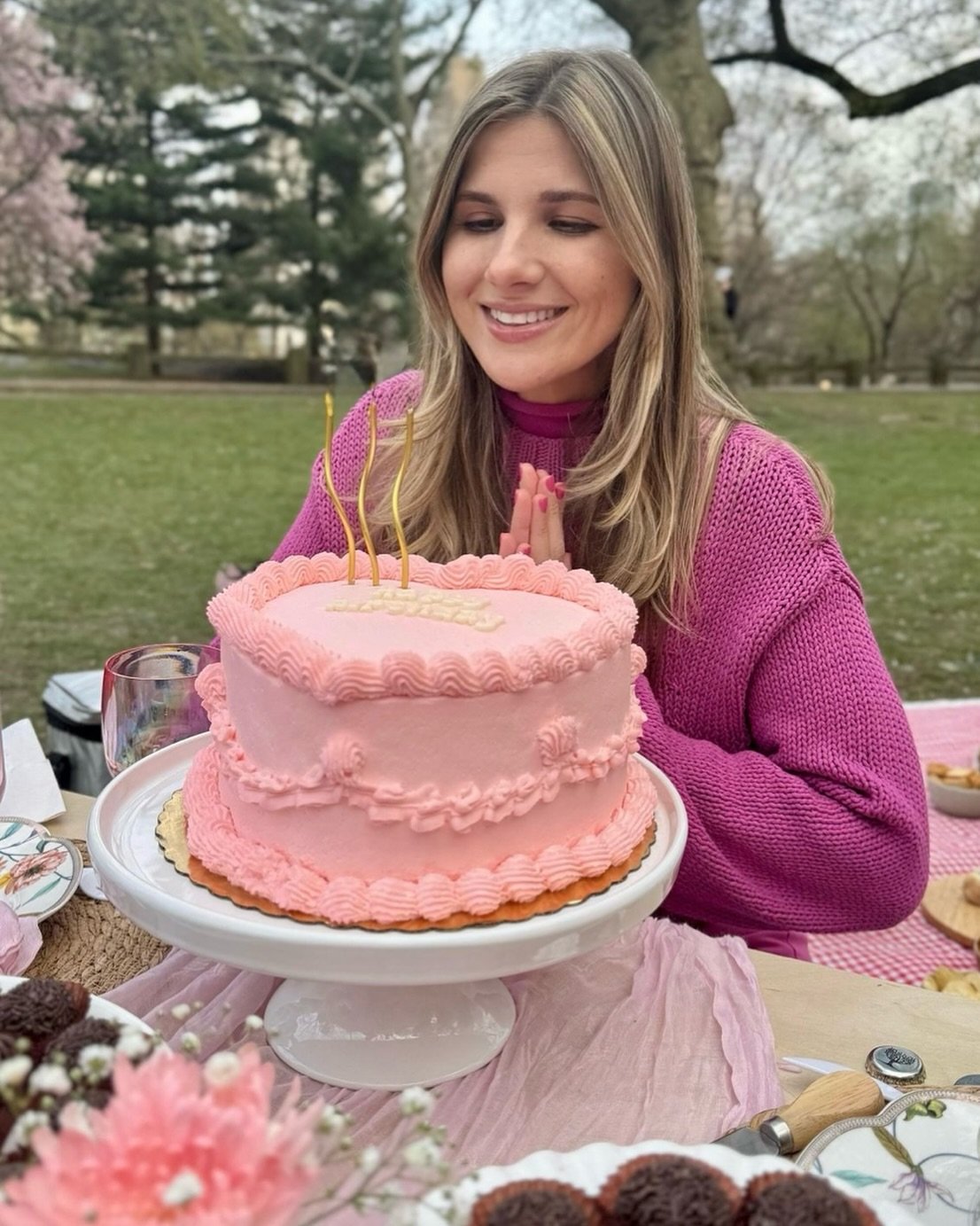 Our vintage cake is full of charm and flavor 🎂 loved by our clients and made for celebrating life&rsquo;s sweetest moments 💗

Nosso bolo vintage &eacute; cheio de charme e sabor 🎂 amado pelas nossas clientes e feito para celebrar os momentos mais 