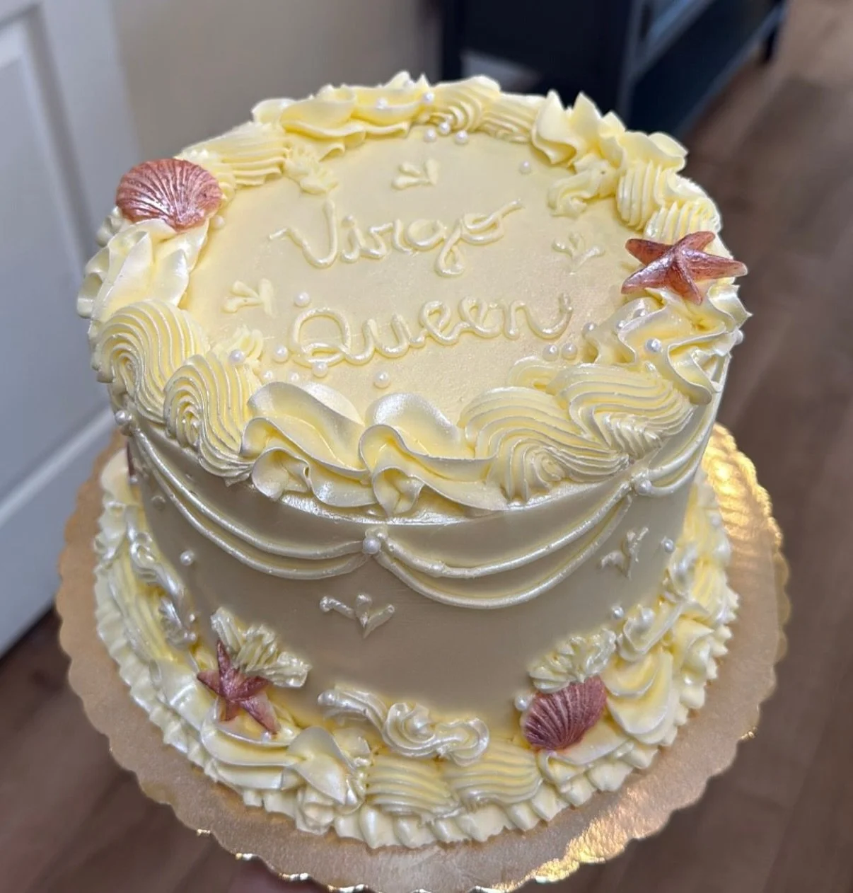 This beautiful cake&hellip; inspired by the ocean 🌊🐚✨ a true gem to enchant any celebration 💫🎂🧜&zwj;♀️

Esse bolo lindo&hellip; inspirado no fundo do mar 🌊🐚✨ uma verdadeira joia para encantar qualquer celebra&ccedil;&atilde;o 💫🎂🧜&zwj;♀️