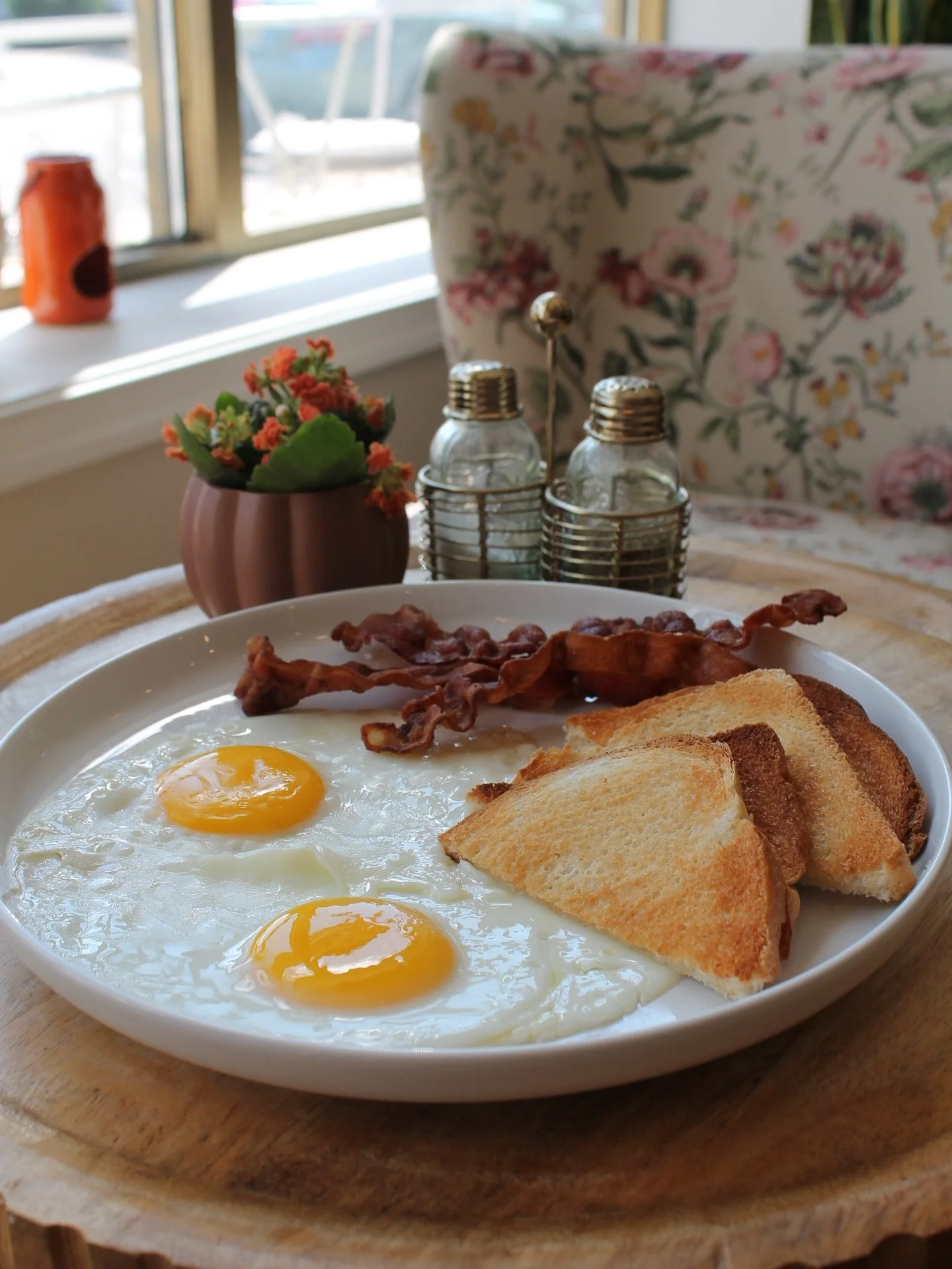 Good morning with the perfect combo
🍳 + 🥓 + 🍞 = 😋

Bom dia com a combina&ccedil;&atilde;o perfeita 
🍳 + 🥓 + 🍞 = 😋
