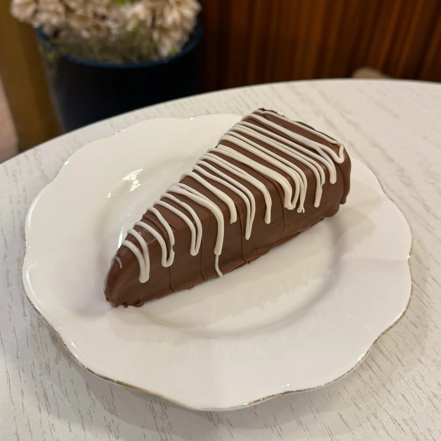 Leite Ninho &amp; Nutella, wrapped in milk chocolate 🤍🍫

Torta de leite ninho e nutella, coberta por chocolate ao leite 🤍🍫