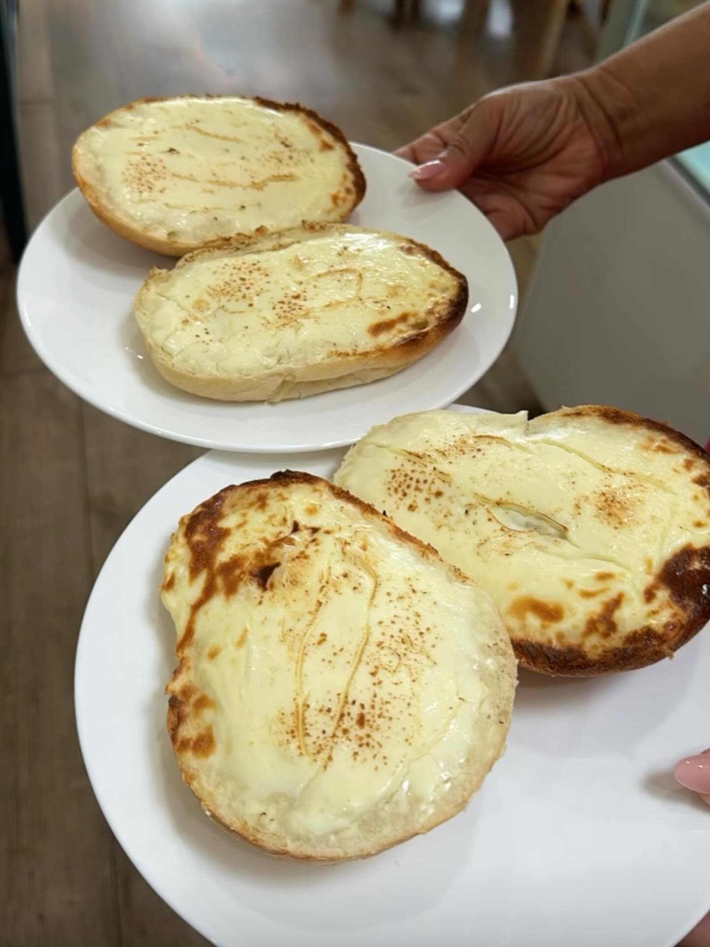 Simples, quentinho e do jeito que conforta, p&atilde;o com requeij&atilde;o 🥖