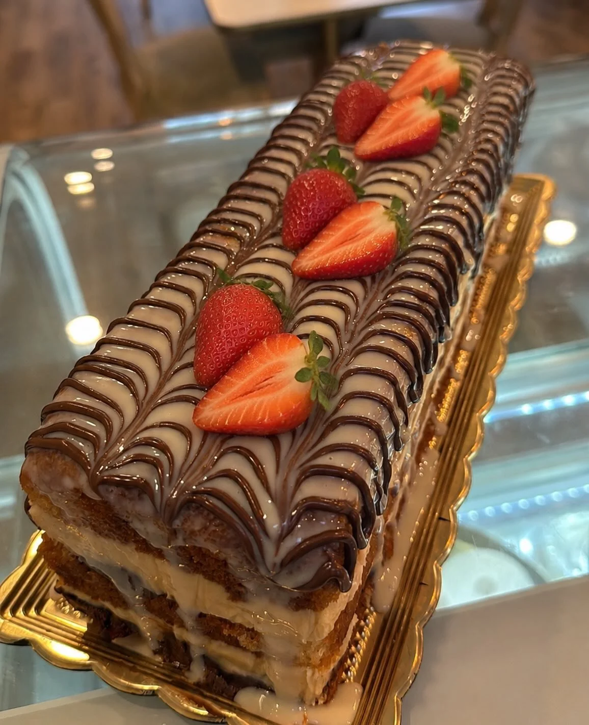 Fatia nova na &aacute;rea!! Tem combina&ccedil;&atilde;o que n&atilde;o tem erro: Nutella + Ninho + morango em uma fatia que &eacute; puro surto de felicidade. Quem prova, apaixona! 🤎🍰