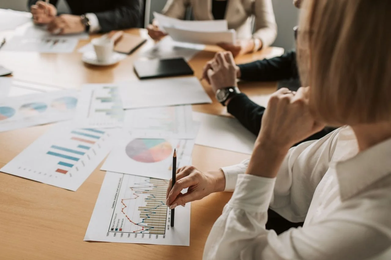 How Industry Analyst Reports Influence B2B Marketing Strategies In The AI Era