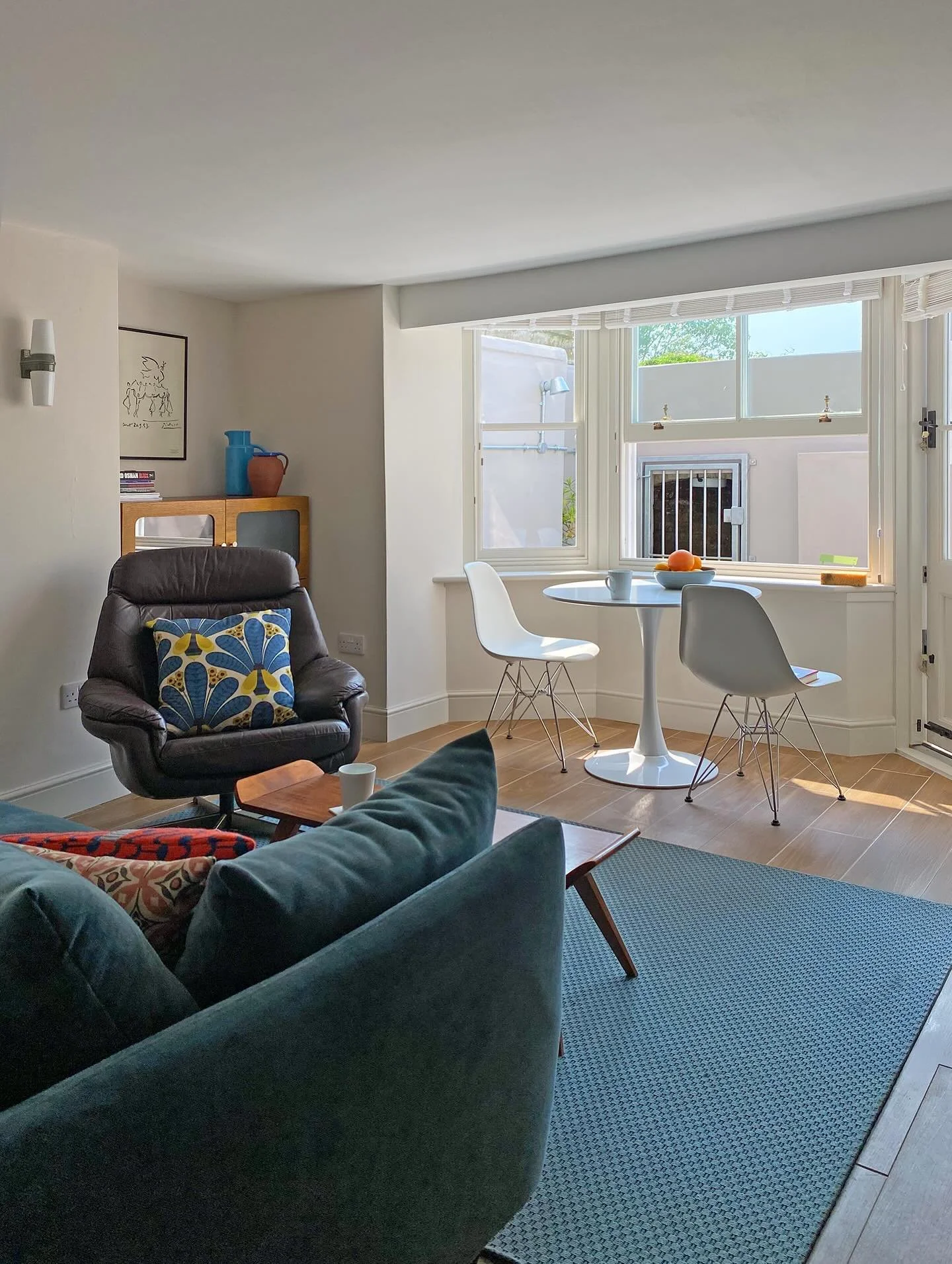 WEEKEND HIDEAWAY &bull; Another view of this bijou apartment. We love the way the sun floods in through the bay window making this basement level room bright and energetic. 

A little courtyard is there to enjoy the evening breeze . Quiet relaxed and