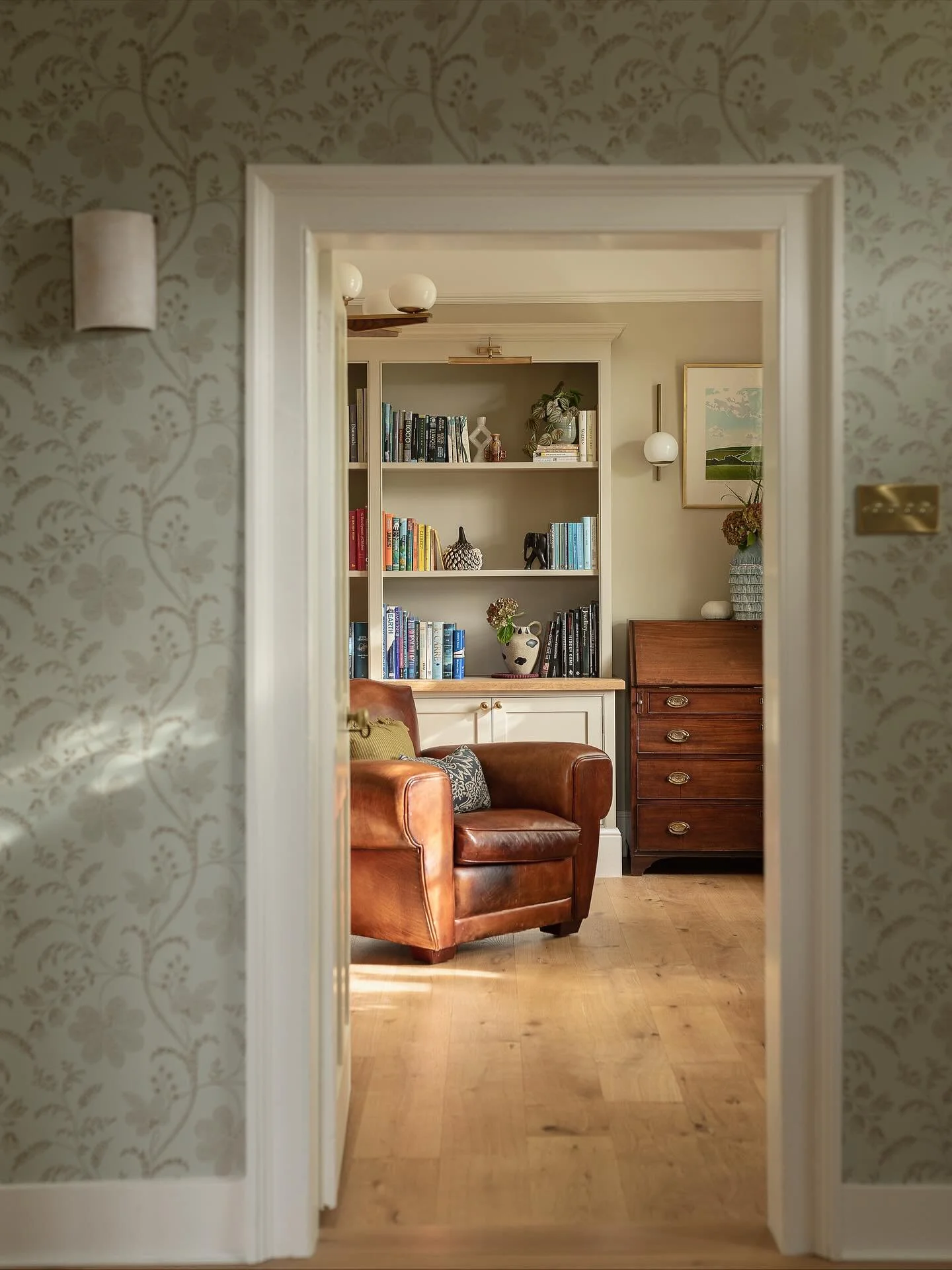 MANOR HOUSE &bull; So&hellip;&hellip;. I was first contacted by these lovely clients in November 2022 to design and coordinate their full home renovation. 

It&rsquo;s been a long haul but here are the first photos of the library. Enjoy ! 

📸 @mattg