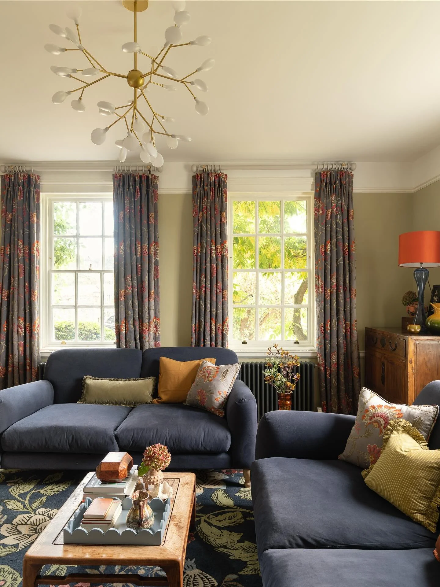 GEORGIAN MANOR HOUSE &bull; We were so lucky with the might for this photoshoot. The soft autumnal tones really offset the colour palette in this family sitting room. 

There&rsquo;s a lot going on here with linen sofas, embroidered curtains, pattern