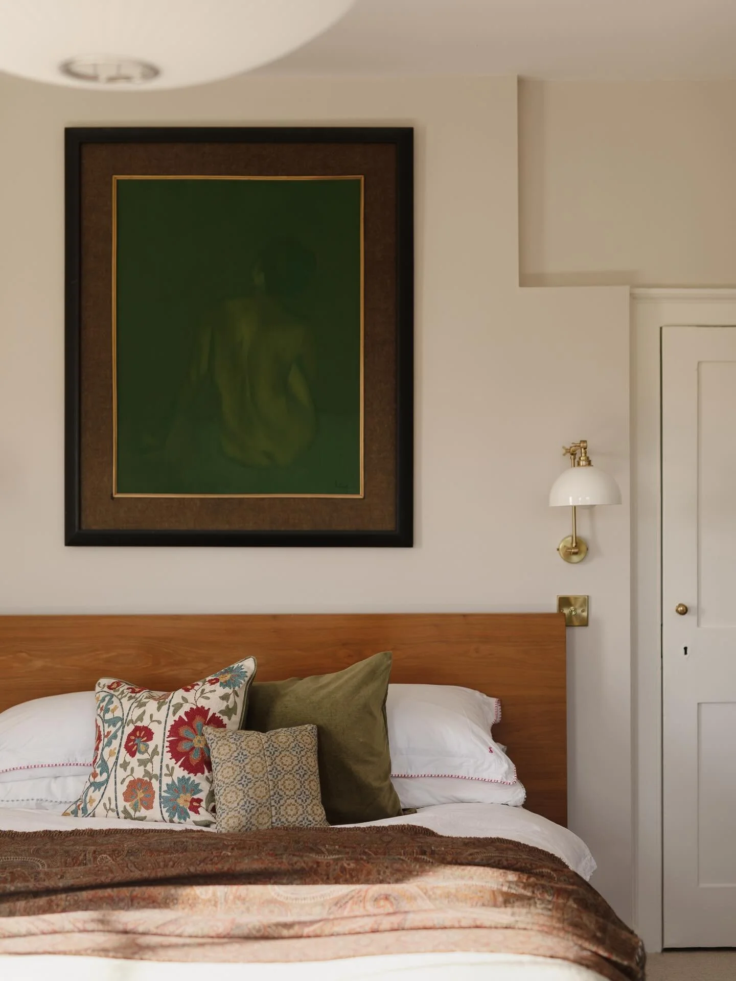 MASTER BEDROOM &bull; How comfortable and cosy do you need to be ? I sleep on the thickest mattress known to man because I&rsquo;m married to the princess with the pea&hellip;.. he has a bad back 😳 

Anyhoo, this lovely double aspect bedroom is all 