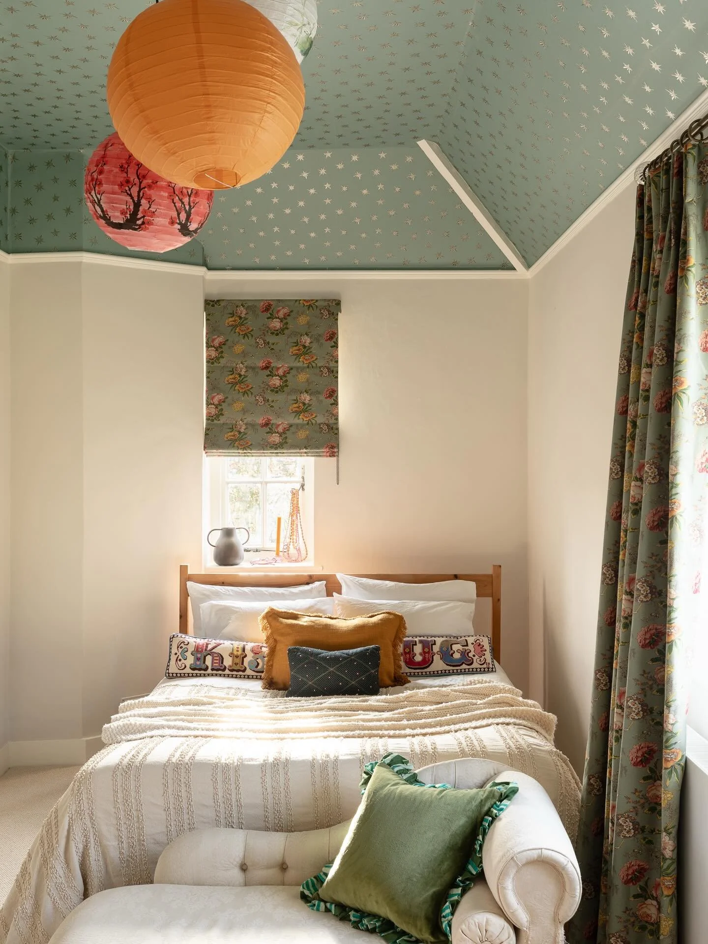 TEEN GIRLS &bull; So you have two sisters who are very close and wanting similar things&hellip;. How to design two luxe bedrooms with matching elements either different vibes? 

First bedroom has glorious starry wallpaper by @matthewwilliamson with a