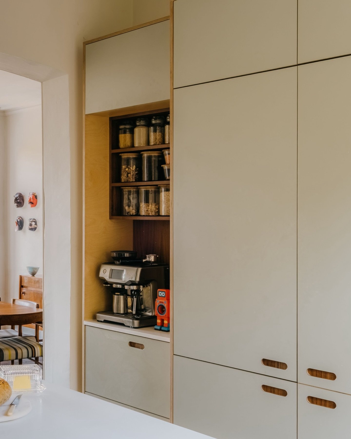 On show versus behind closed doors- the &lsquo;visual clutter&rsquo; debate

This is a universal question throughout houses, but it particularly rears its head in the kitchen.

Knowing what to keep on show and what to hide away is a nuanced decision 