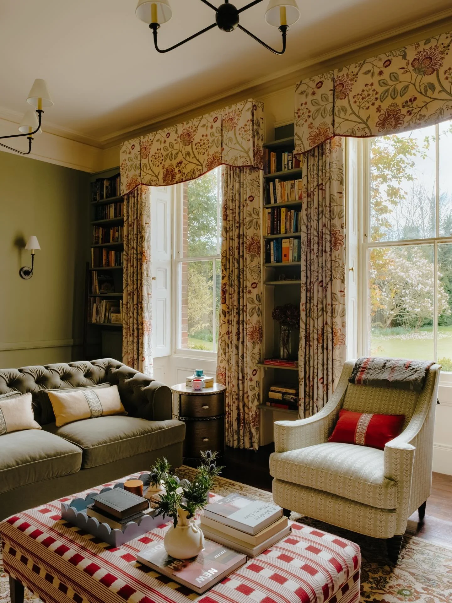 GREEN ROOM &bull; This is a special space 💚

With the May Day celebrations behind us it is time to embrace the sunshine. This south facing reception room is filled with fabulous light off set with a soft emerald green. 

Everything here is designed 