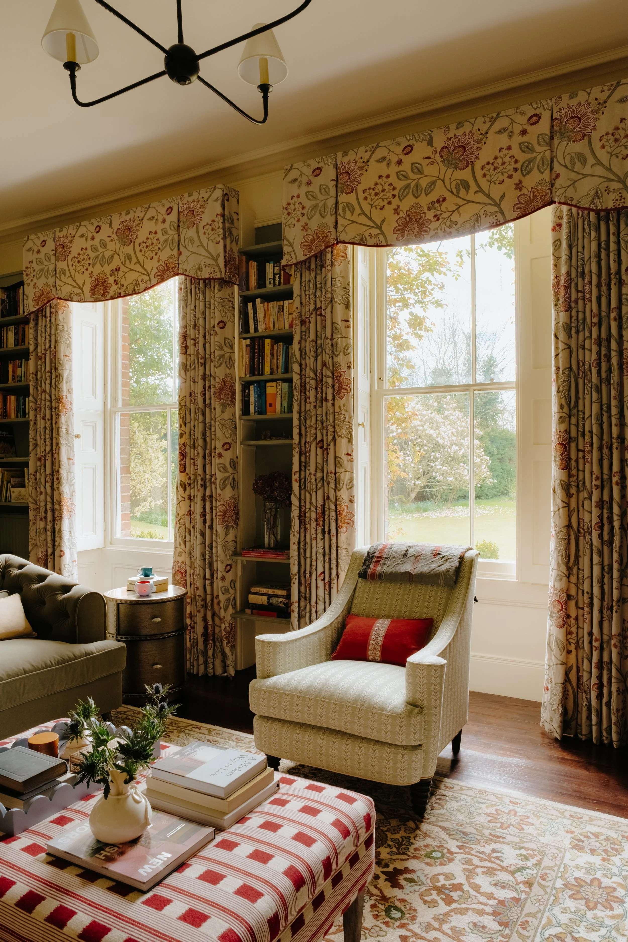 Georgian sittingroom with beautiful large windows.jpg