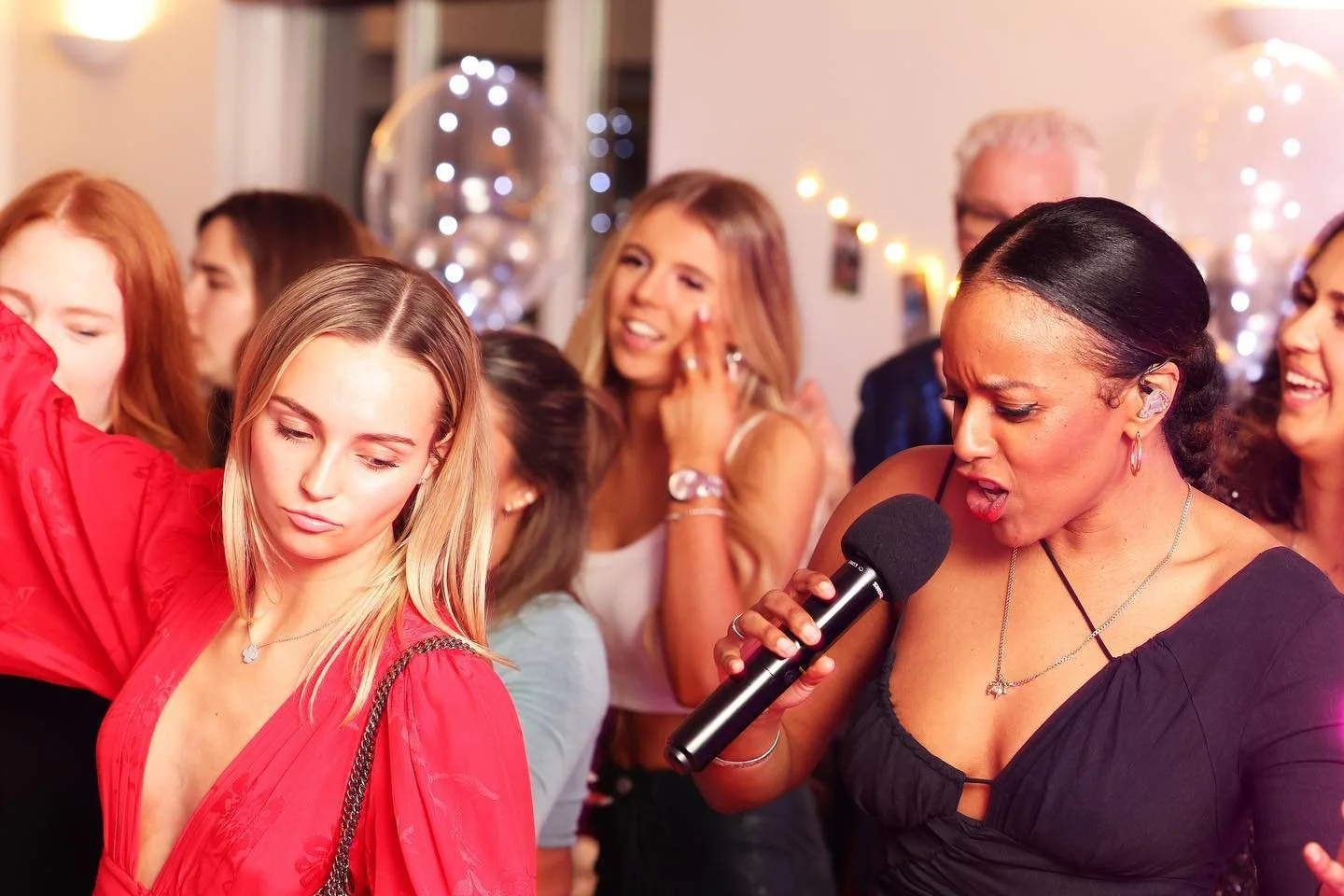 Getting the crowd involved, incredible energy and good vibes!
.
.
.
.
#halos #halosband #livemusic #band #singer #musician #music #instasinger #partyband #eventband #evententertainment #eventprofs #weddingentertainment #weddingmusic #weddingentertain