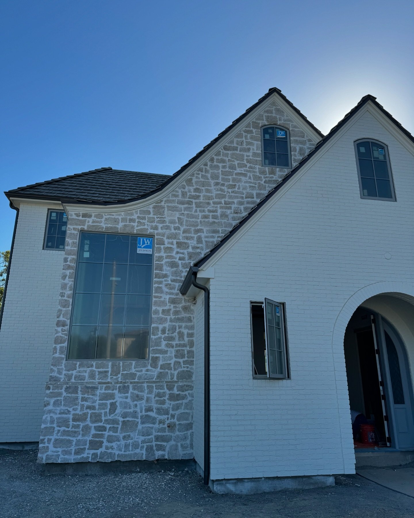 Loving how this elegant sloped roof and mix of white brick and stone accents came together! Hard work and craftsmanship shines through in every detail.
#ModernTudor #CustomHome #SlopeRoof