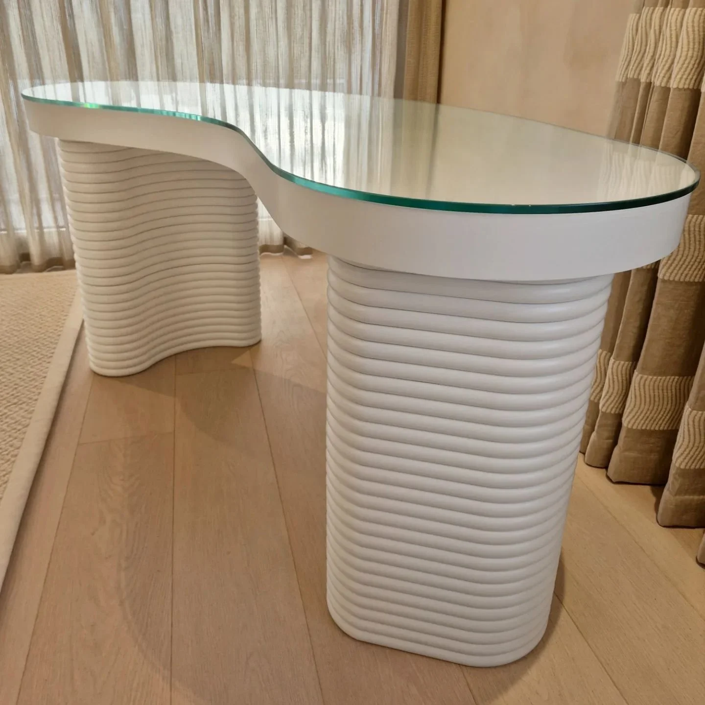Sitting pretty.
#Desk #custom #bedroom #homes #interiors #curvy