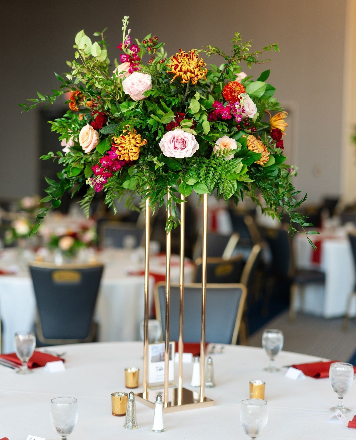 How fantastic are these centerpiece florals?!⁠
⁠
One of the things I love most about centerpieces is all the different ways they can be done. Some ideas I always offer my brides and grooms are:⁠
⁠
🌸 High-stand centerpieces (like the one pictured her