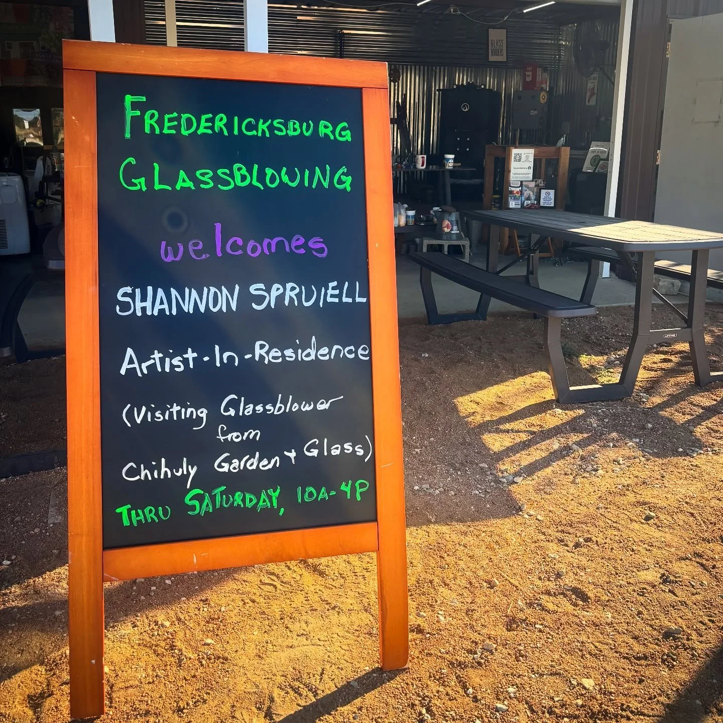 Let’s get started! 🔥 
•
#artistresidency #glassblowing #hot #liveglassblowing #freedemonstration #fire #glassart #glassblowersofig #glassblowers #glassartists #chihuly