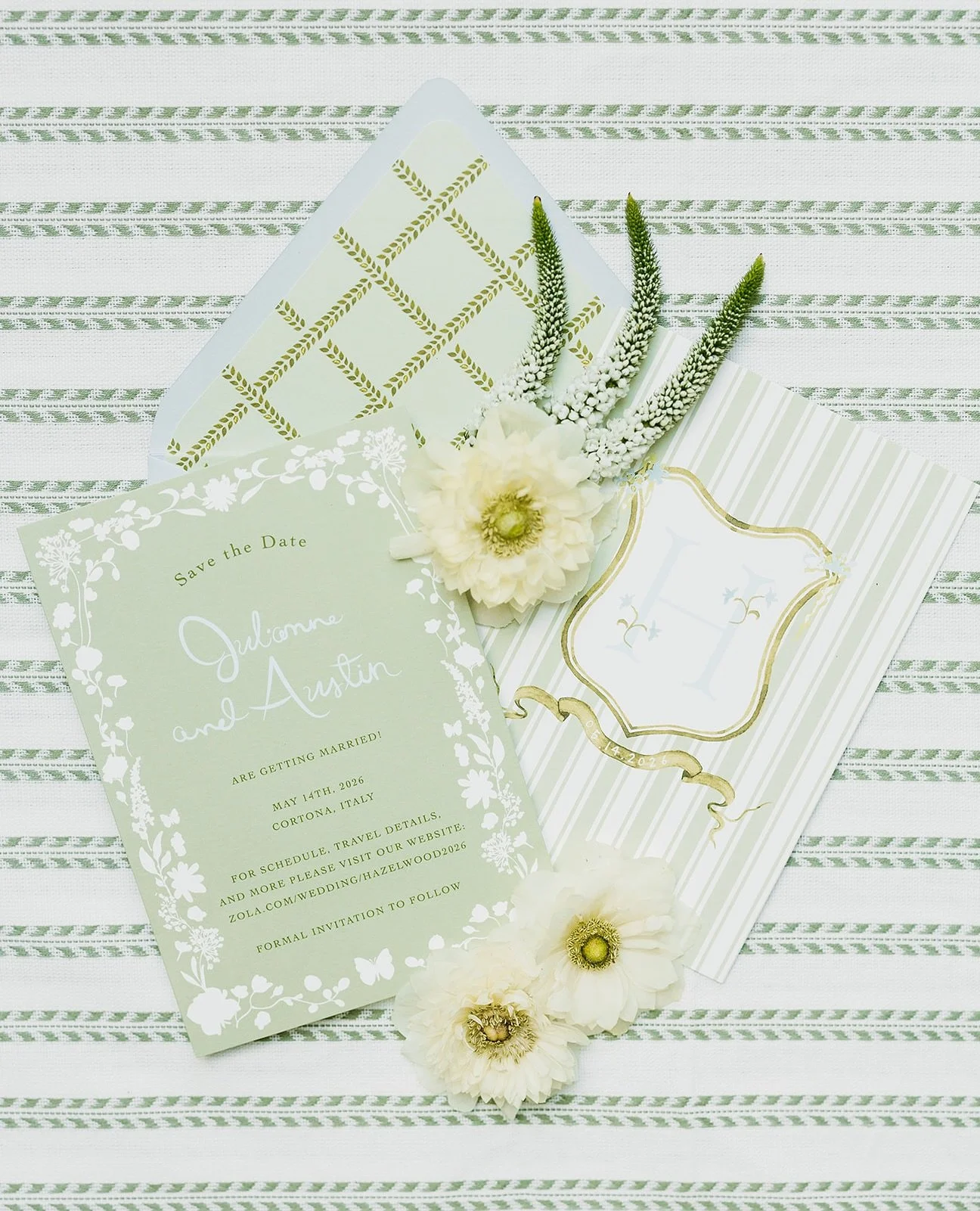 When the save the dates are this good you KNOW the invites are gonna be special 🫶🏼 

📸 @addiefrescaphotography 

#weddinginvite #italianwedding #weddingabroad #customdesignedinvitations