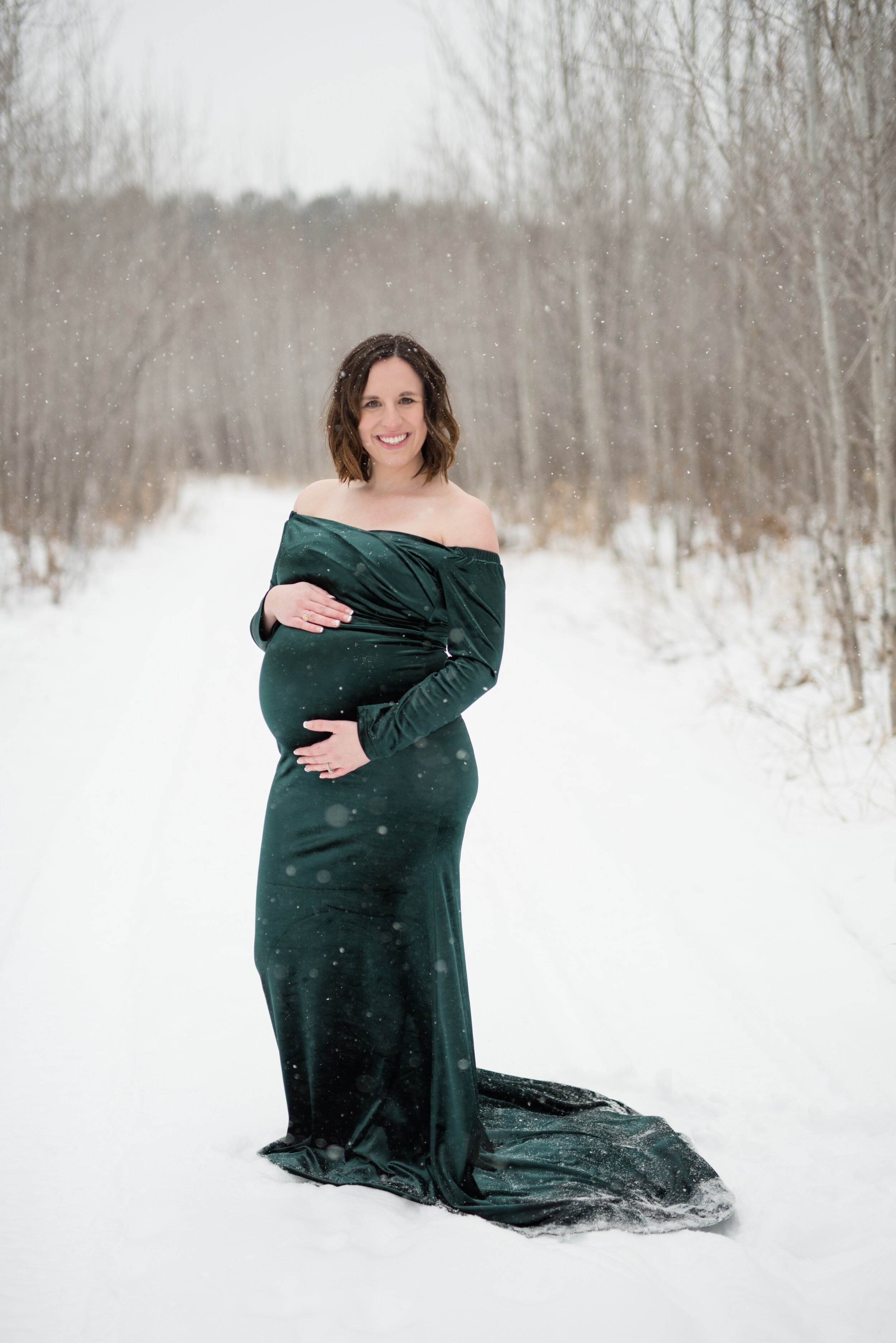 SnowyWinterMaternitySessionMamaInGown.jpeg