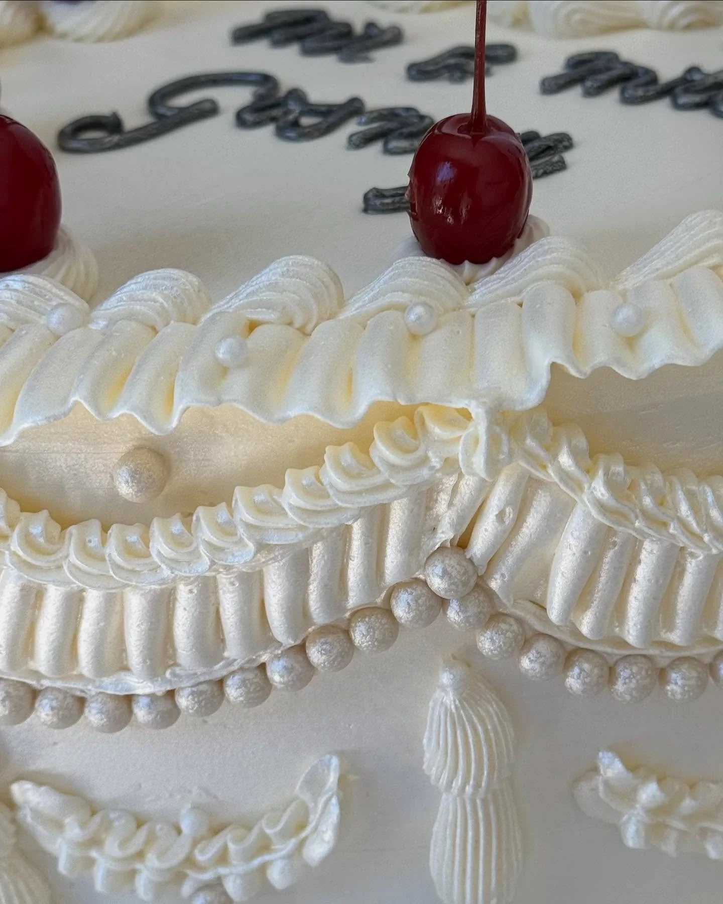 Vintage Elopement Cake 🥂
Red velvet with cream cheese frosting, maraschino cherries, and vintage piping.
.
.
#VintageCake #ElopementCake #RedVelvet #CherryOnTop #MiniWeddingCake #Love #RomanticDessert #RetroCake #VintageVibes #OldHollywoodStyle #Cot