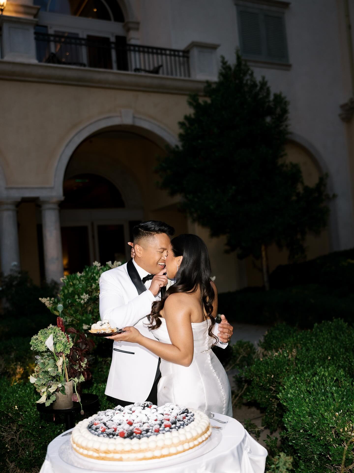 A garden wedding in Las Vegas ⛲️🍇🥂
Thank you @amyadamsphotos for capturing my desserts so beautifully ✨

Planner / Coordinator / Design |&nbsp; @themuseandedit
Coordinator Assistant | @whitneydoesweddings
Candles / Design | @luminaryVegas
Venue | @