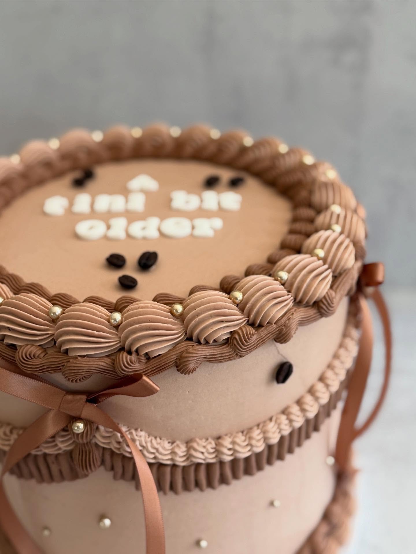 A tiny bit older 🍸☕️
On trend with this Tiramisu Chocolate Cake 🤎
.
.
.
#atinibitolder #espresso #espressomartini #cake #birthdaycake #dessert #sweets #martini #martinilover #coffeelover #coffee #trend