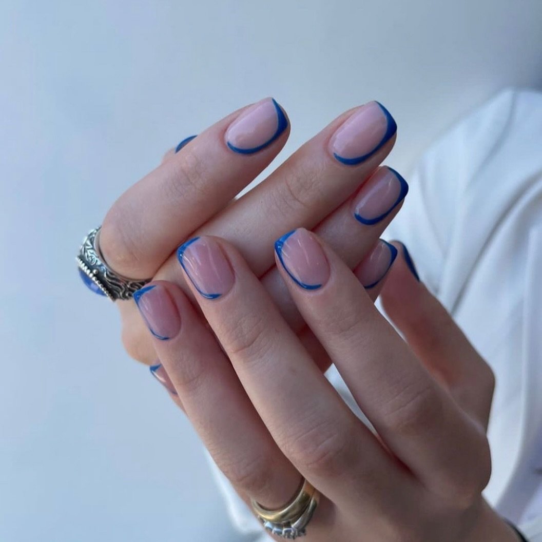 Loving the minimalism on this artistic short nail set💙

- www.angeliccomplexion.ca

#hamiltonontario #hamont #stoneycreek #stoneycreekontario #905 #burlont #hamontmakers #hamontbusiness #hamontartist #hamontmoms #hamontsmallbusiness #hamontnails