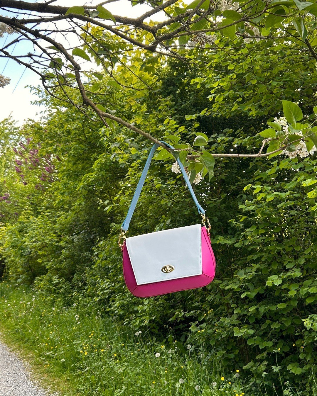 Summer is almost here! ☀️

Time to bring out the bright and bold summer colors.
Don't forget to switch our your Aja handbag with our additional colors 🤩

What color flap and straps would you use with this Fuschia Aja? 👛

#aja #kaeinthe #handbag #su