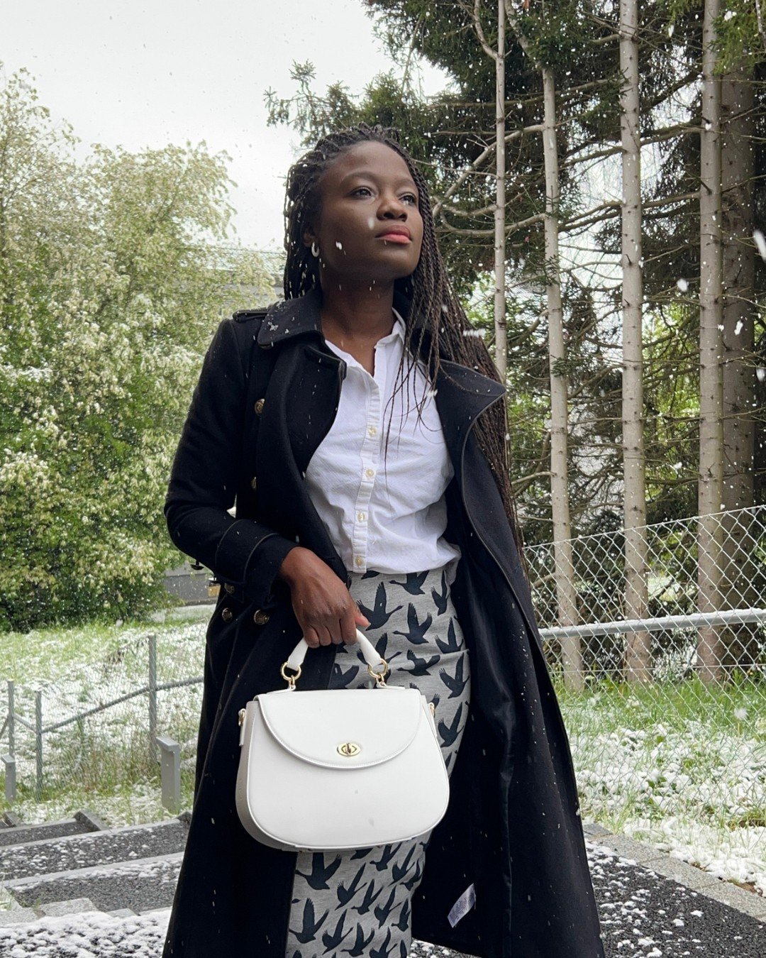 We're saying bye to the snow, but we're never saying bye to a simple white leather handbag.

Even if you're not about the all white handbag life, customize the straps to what ever color your heart desires 🖤

Get your Laoise handbag at KAEINTHE.com

