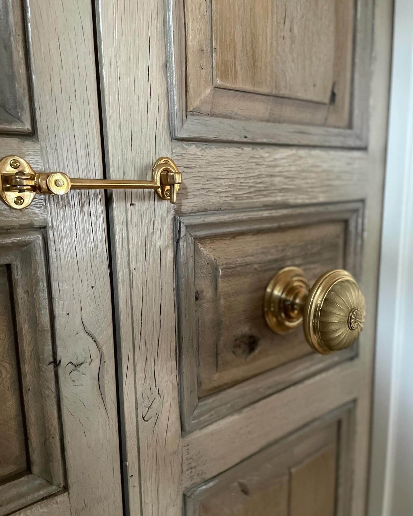 Custom Door by @dorosflooring ✨️⁠
⁠
Want to talk with Erin about YOUR project? For homeowners and builders, whether you are looking for input on a current project or thinking about building or remodeling a home, Erin and her team are here to help you