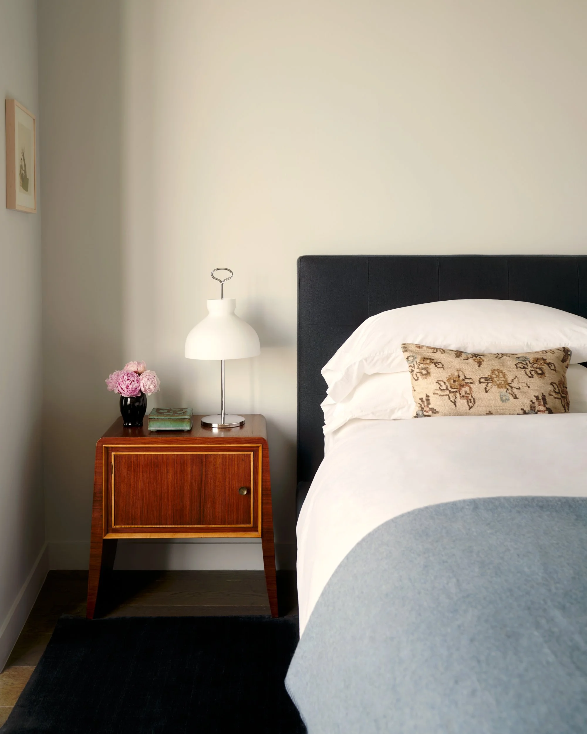 In the primary bedroom, nightstands by Paollo Buffa with lamps by Ignazio Gardella. Interior Design by Gennett Studio.