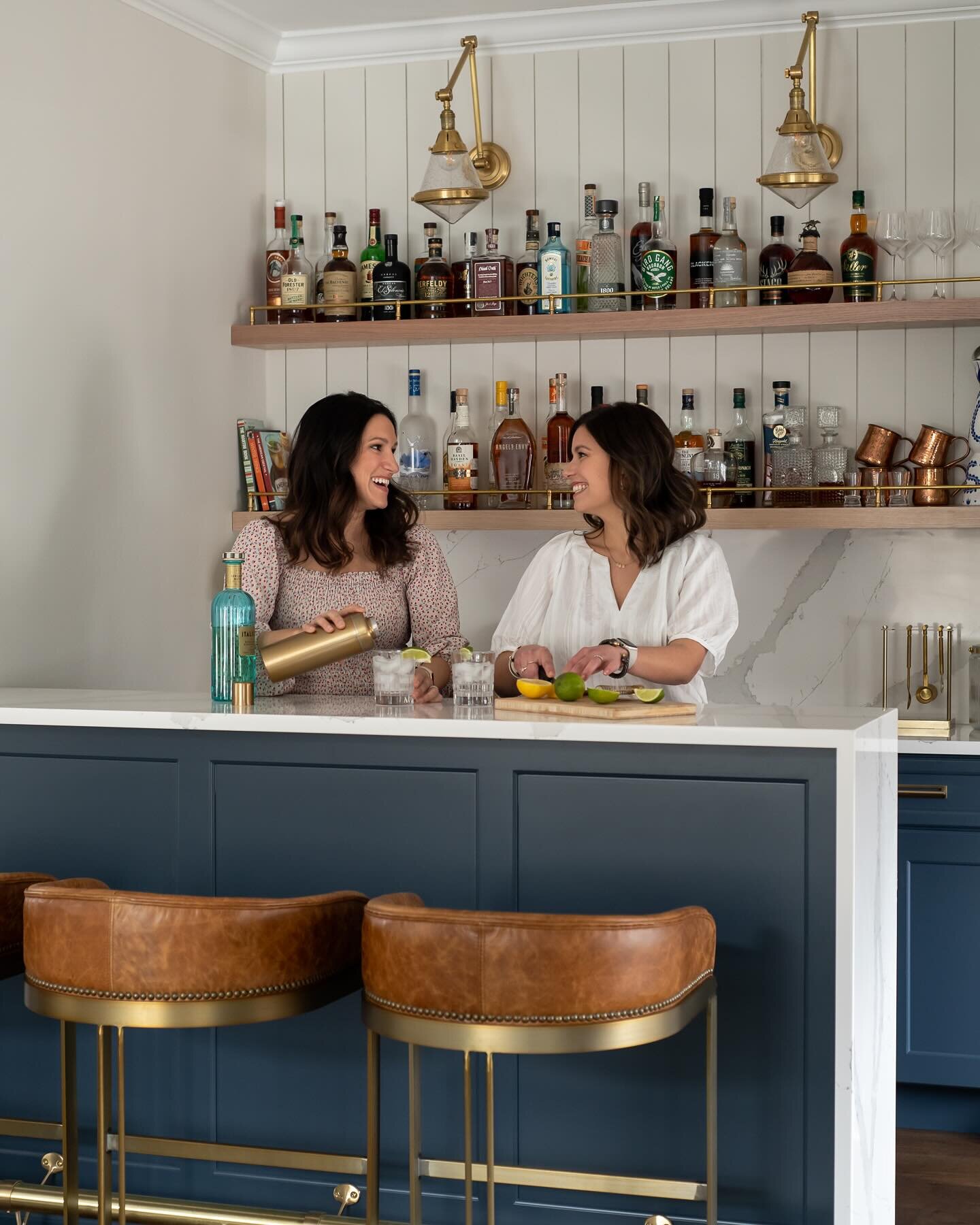 Happy Friday! Ending a busy week with a kitchen presentation, then mixing up some weekend fun ✨ We loved designing a custom bar to add to this entertaining space. How gorgeous are those tiny brass tipping rails. 
.
What are your weekend plans? 
.
.
D