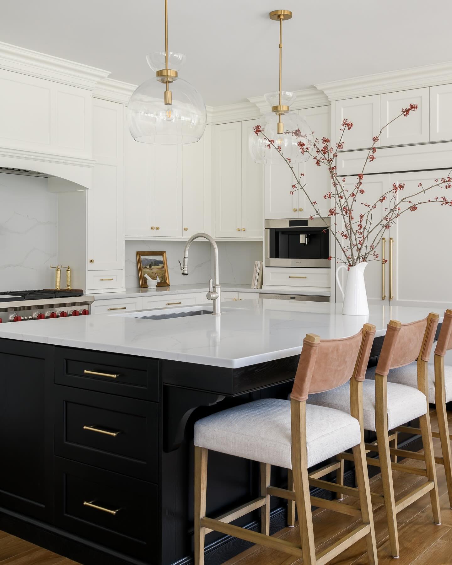 A kitchen renovation is so much more than choosing a cabinet color and countertop. The design is truly in the details. 
.
.
Design @southmaindesign 
Photography @meghanbalcomphotography 
Construction @ninibuilds1974 
.
.
#southmaindesign #kitchenreno