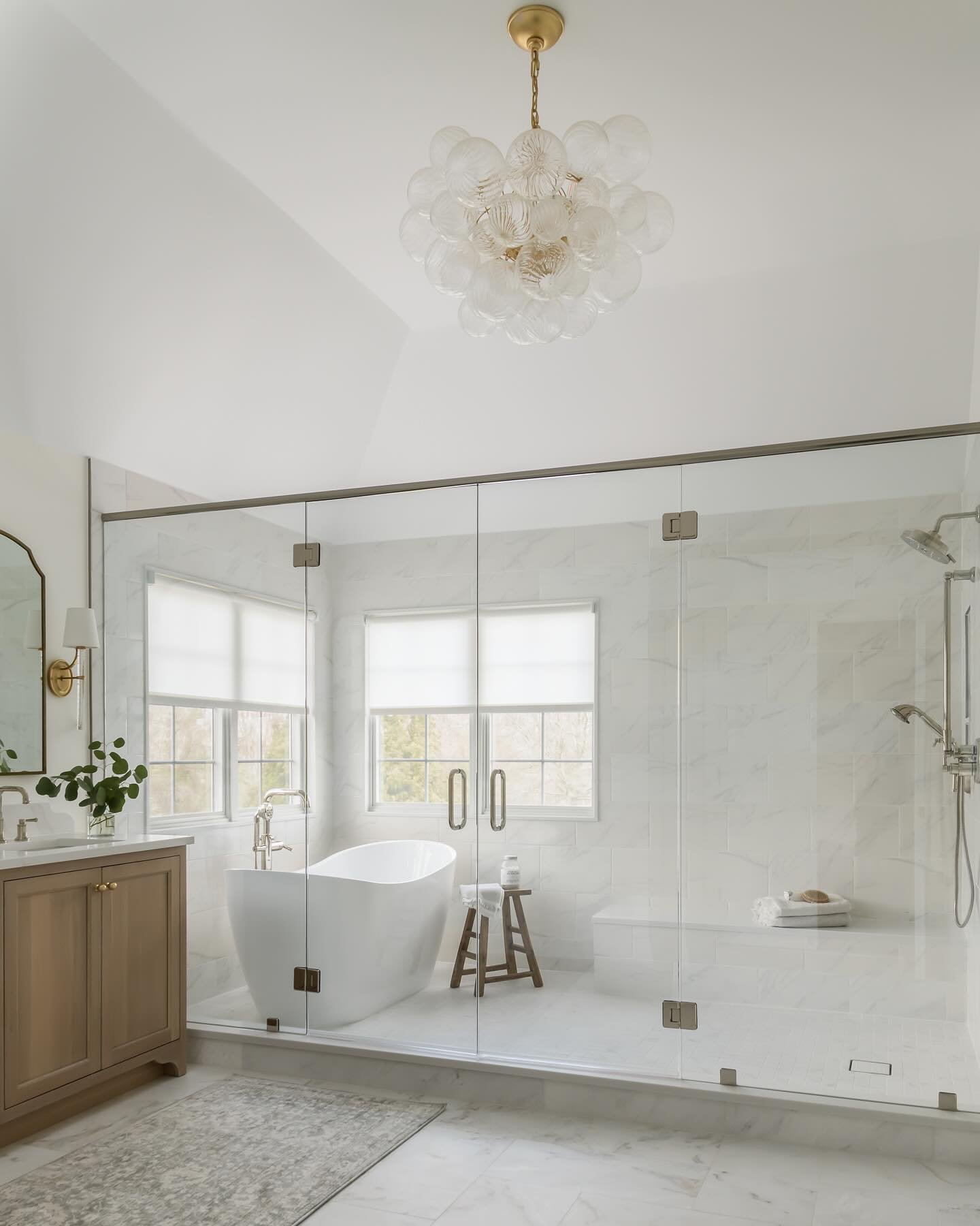 This is your sign to turn your 90&rsquo;s corner jacuzzi tub into a spa-like wet room ✨Swipe through for the outdated before of this gorgeous bathroom renovation #southmaindesign 
.
.
Design @southmaindesign 
Photography @meghanbalcomphotography 
Con