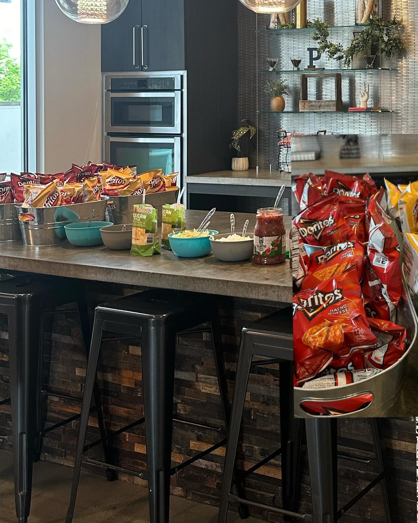 Thanks for stopping by our Taco &amp; Margs Night! 🌮🍹 

We&rsquo;re so lucky to have all these smiling faces&hellip; and a bag of chips! 🥰✨🥑