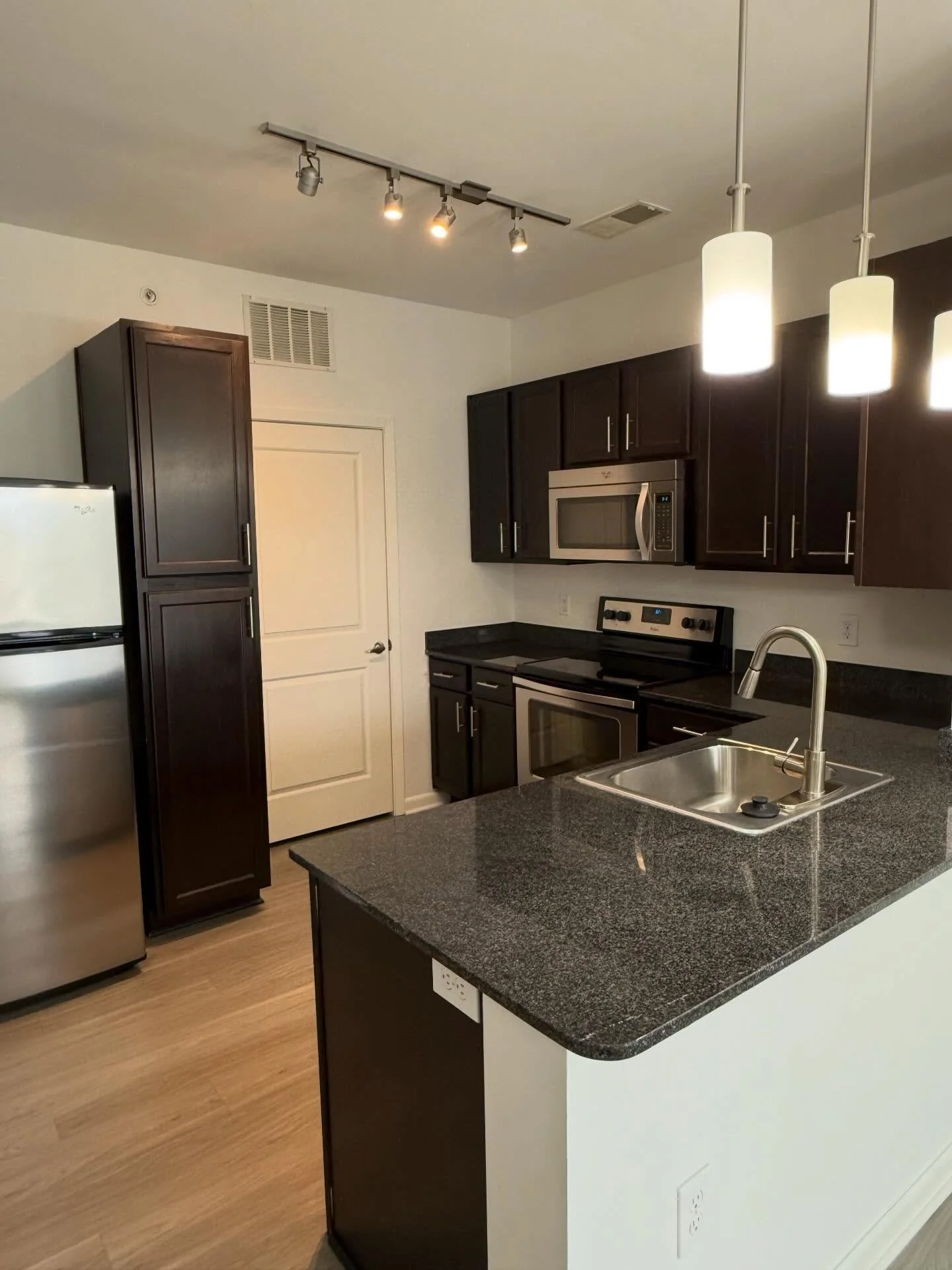 Meet The Dylan ✨

683 sq ft | 1 Bed | 1 Bath | Available February 28th

242 is our ONLY unit featuring the stunning premium white paint 🤍

From the open-concept kitchen with dark espresso cabinetry + stainless steel appliances, to the oversized bath