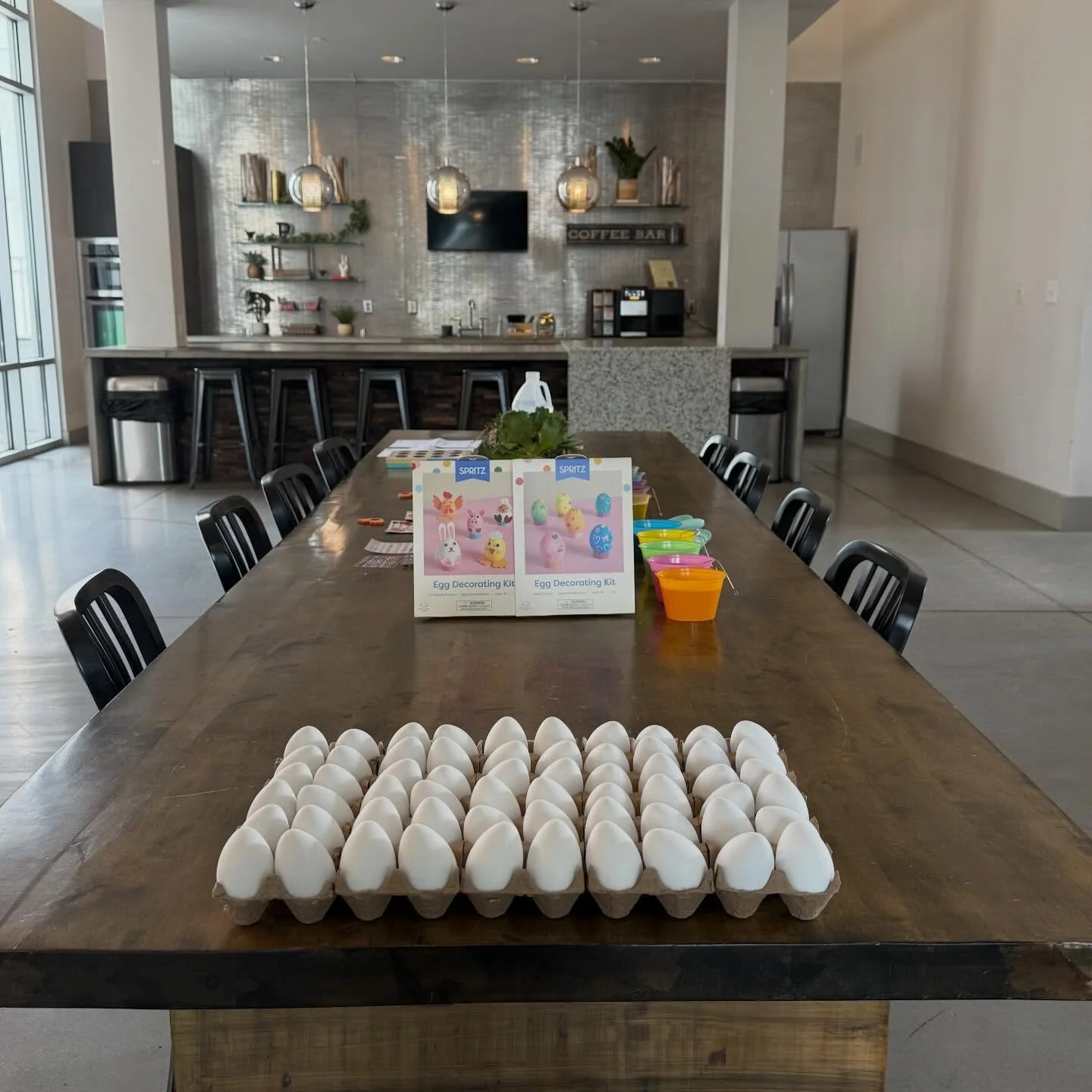 Thanks for stopping by our mini Easter Egg Decorating event last week! 🤍🐣