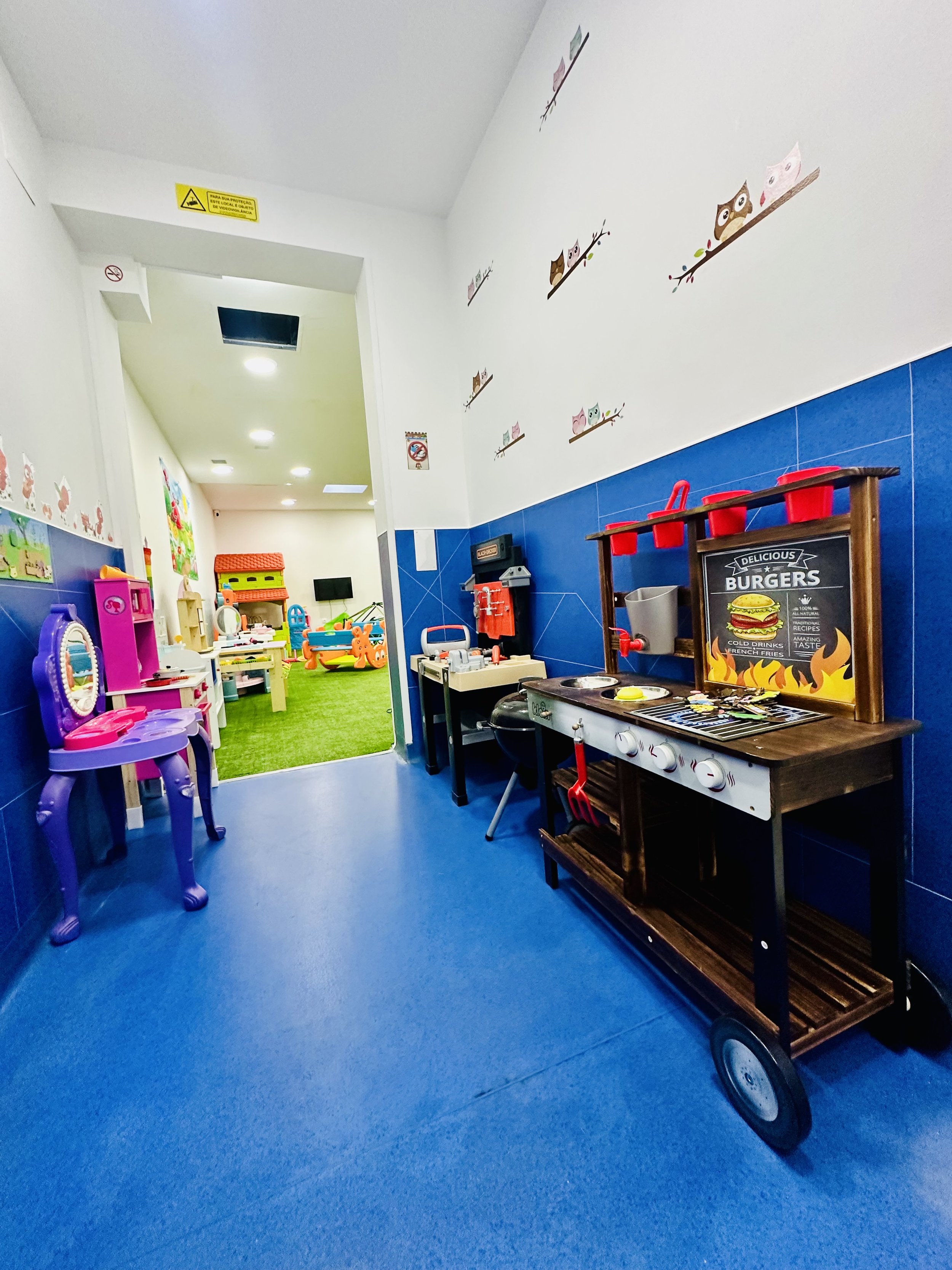 Área de brincadeiras criativas para crianças no parque infantil indoor Minh’Amora Fun Park no Porto