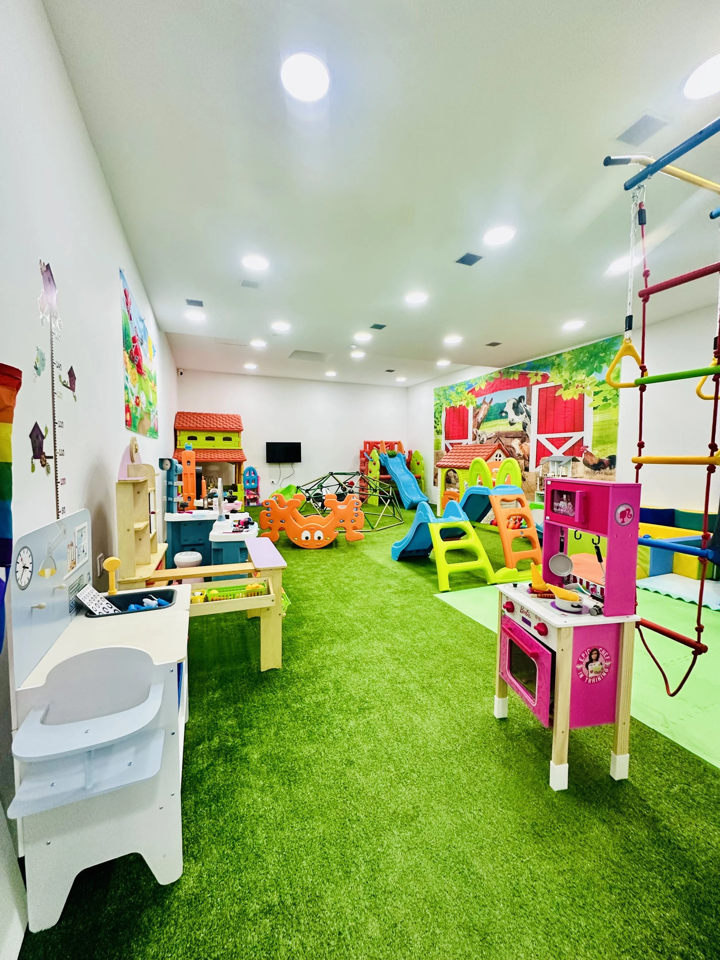 Interior do parque infantil indoor Minh’Amora Fun Park 2 no Porto com área de brincadeiras para crianças