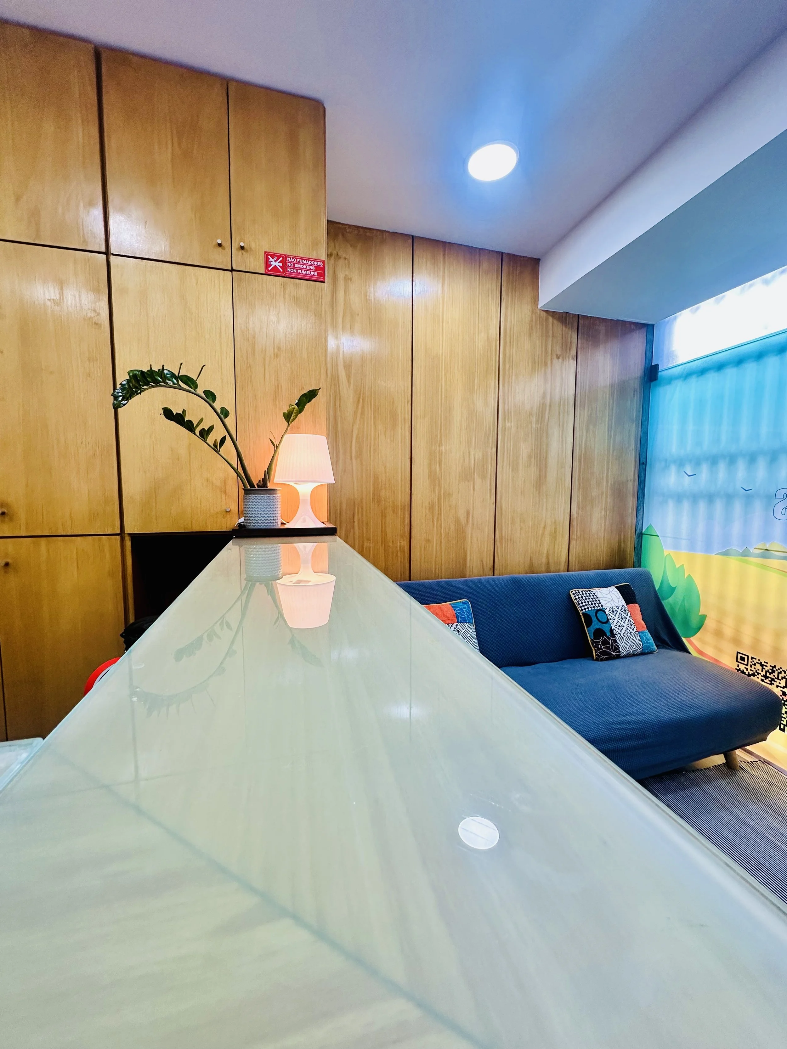 Zona de convívio com mesa e sofá para pais no parque infantil indoor Minh’Amora Fun Park 2 no Porto