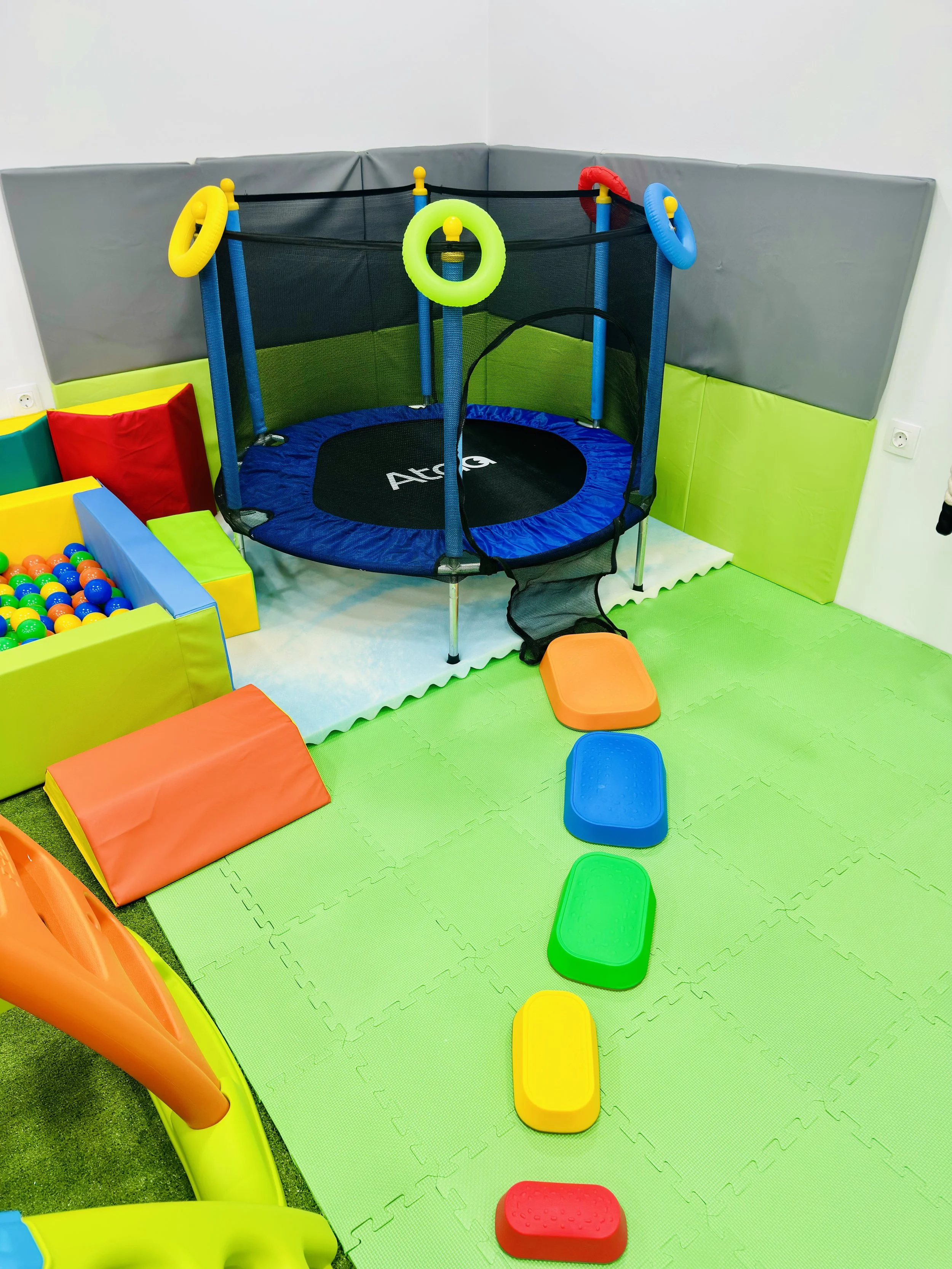 Trampolim infantil e piscina de bolas no parque infantil indoor Minh’Amora Fun Park 2 no Porto