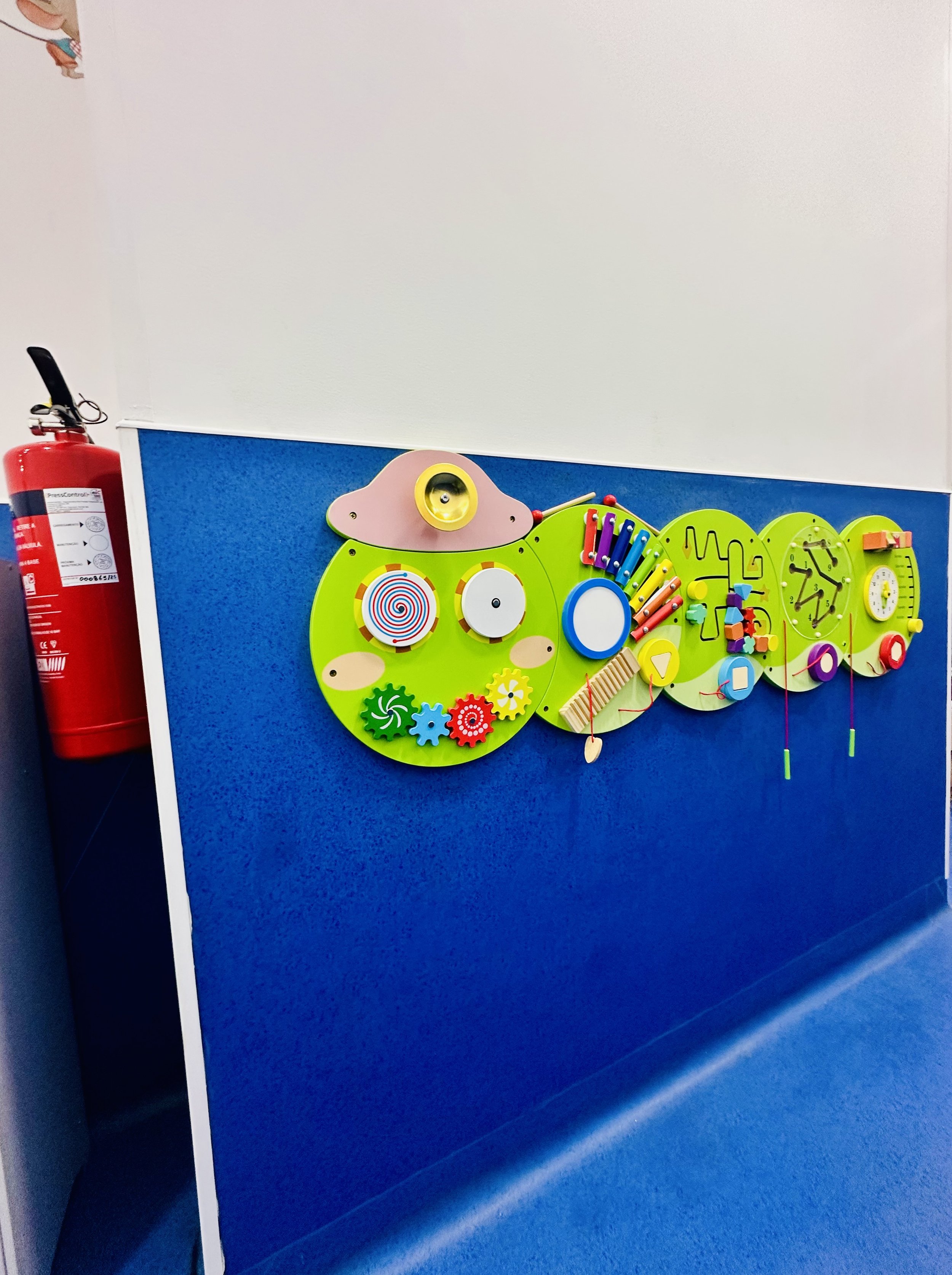 Painel sensorial educativo para crianças no corredor de atividades do Minh’Amora Fun Park 2 no Porto