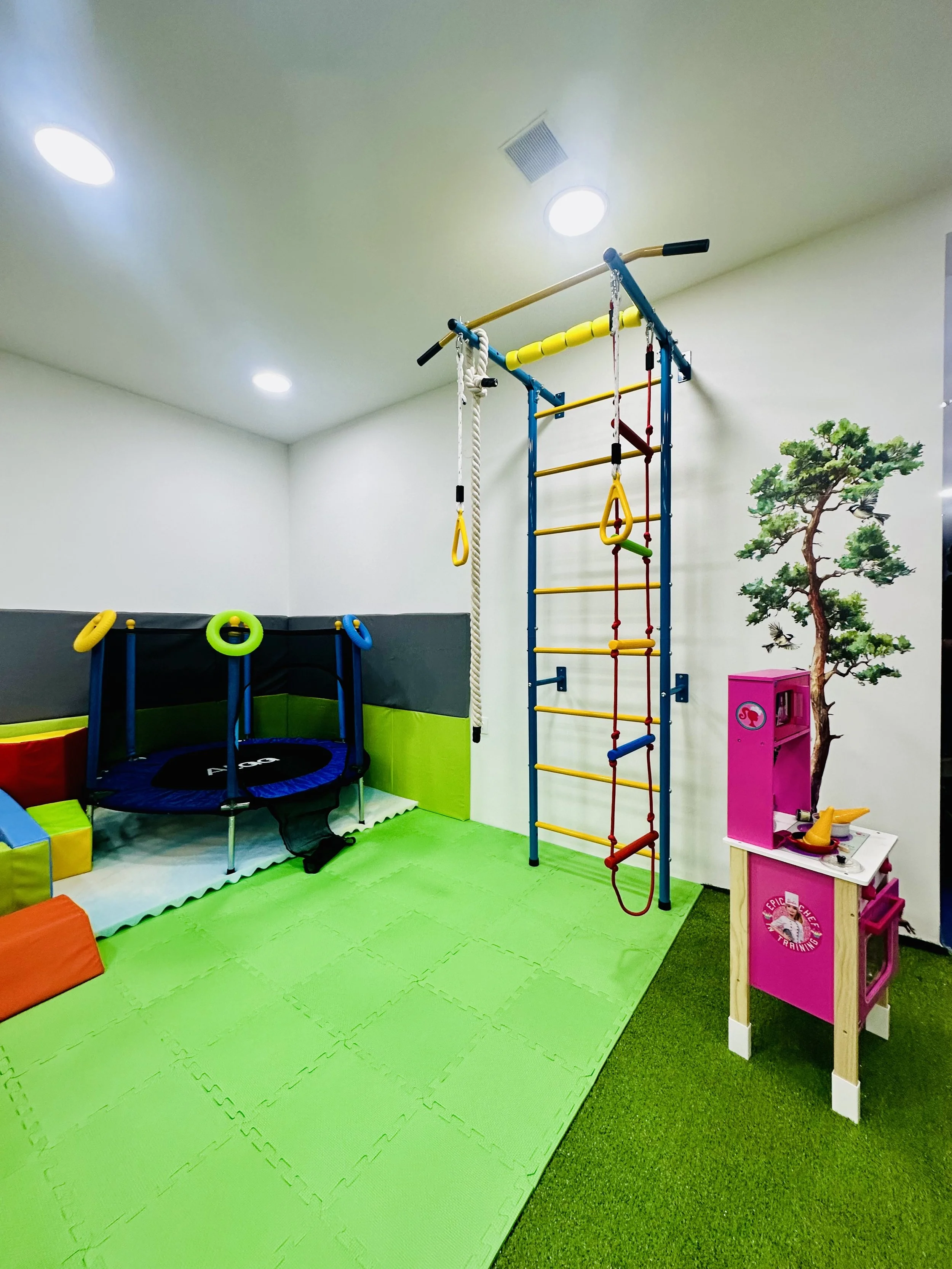 Estrutura de escalada e trampolim infantil no parque infantil indoor Minh’Amora Fun Park 2 no Porto