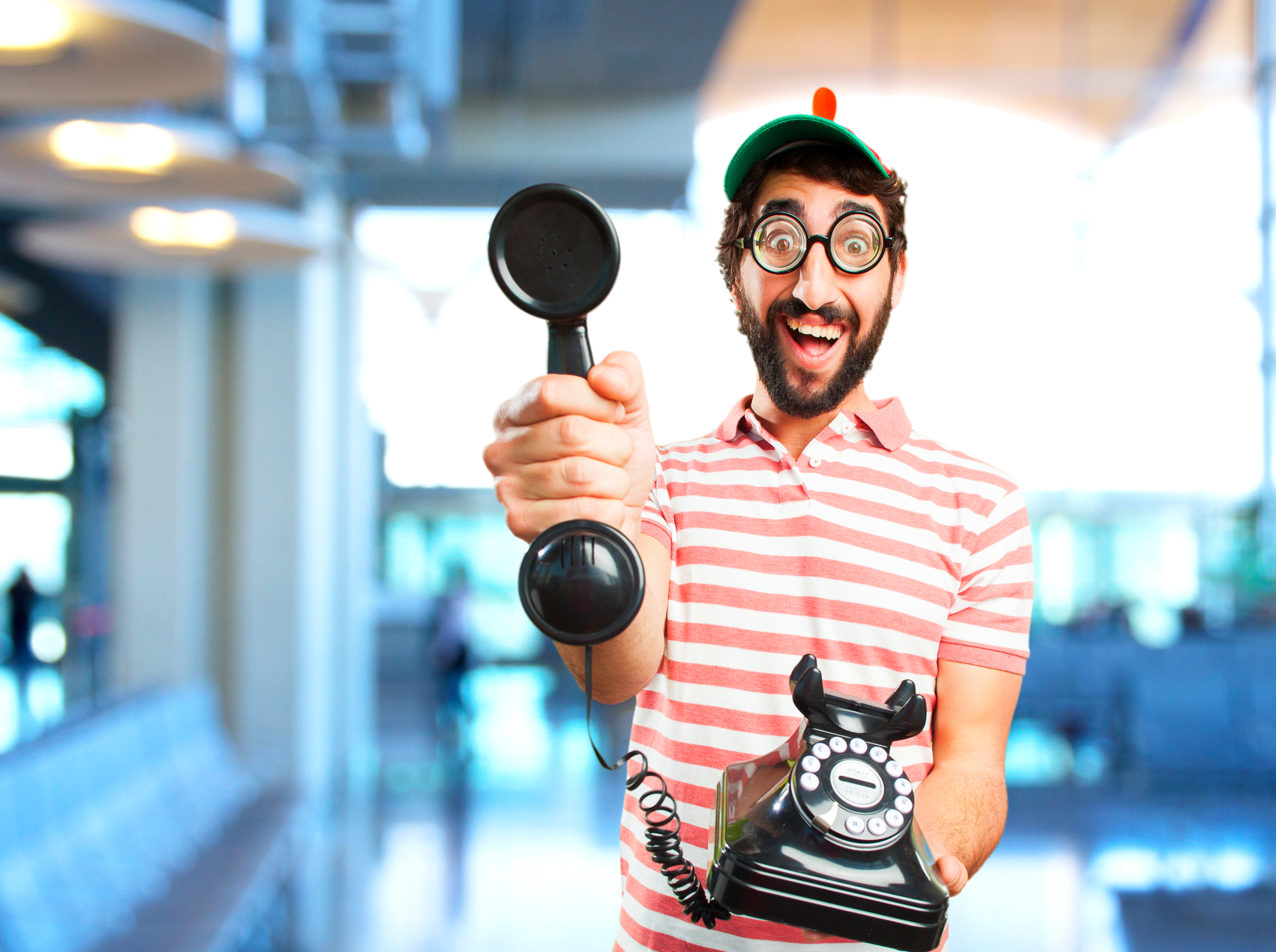 Apoio ao cliente do Minh’Amora Fun Park para informações sobre festas de aniversário infantis no Porto